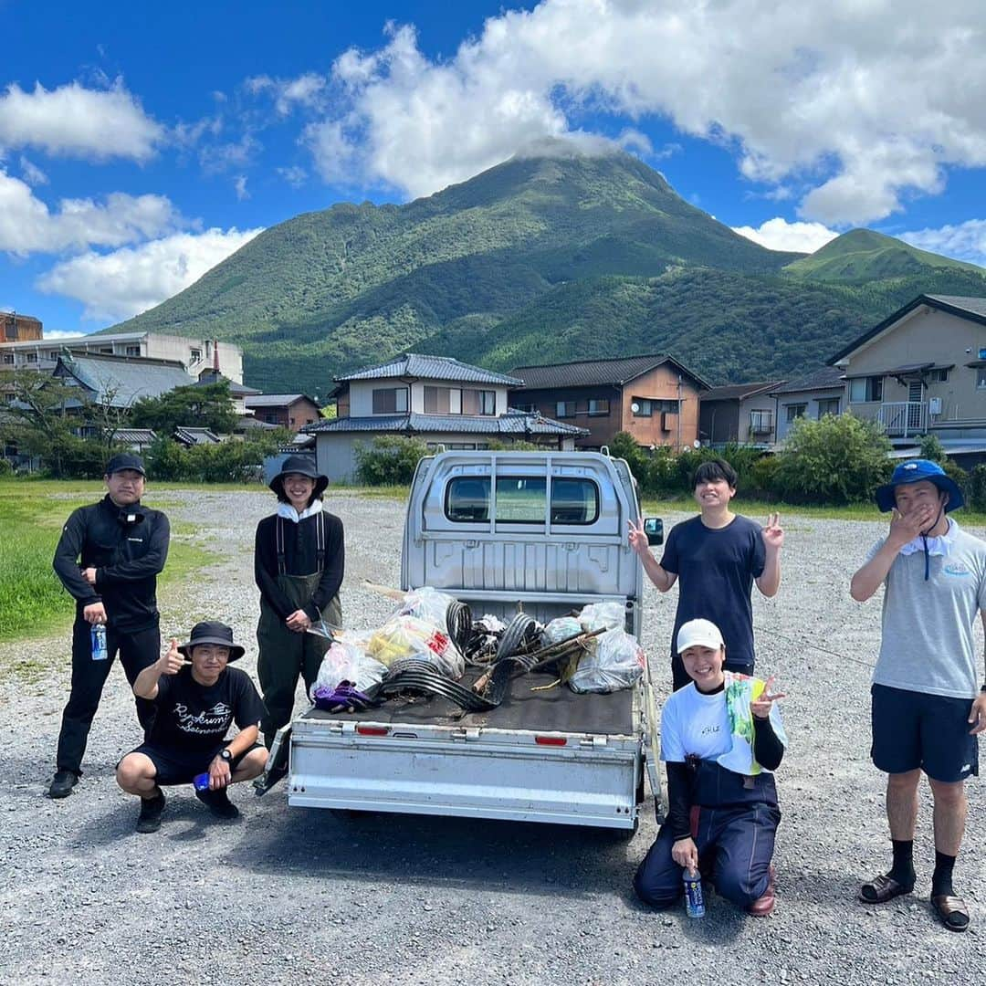 ゆふいん温泉　日の春旅館のインスタグラム：「先日、旅館組合青年部で川掃除を行いました‼︎ 少しでもゴミが少なくなるよう、これからも活動していきたいと思います‼︎  https://www.hinoharu.jp ホームページはプロフィール画面に記載のURLよりご覧ください。  #由布院 #湯布院  #大分県 #旅館 #温泉 #旅行  #由布岳 #飯盛ヶ城 #辻馬車 #登山 #露天風呂 #yufuin #ryokan #hinoharu #mountain #onsen #bath #travel  #유후인 #hotsprings #히노하루료칸 #旅館組合青年部 #ゴミ拾い」