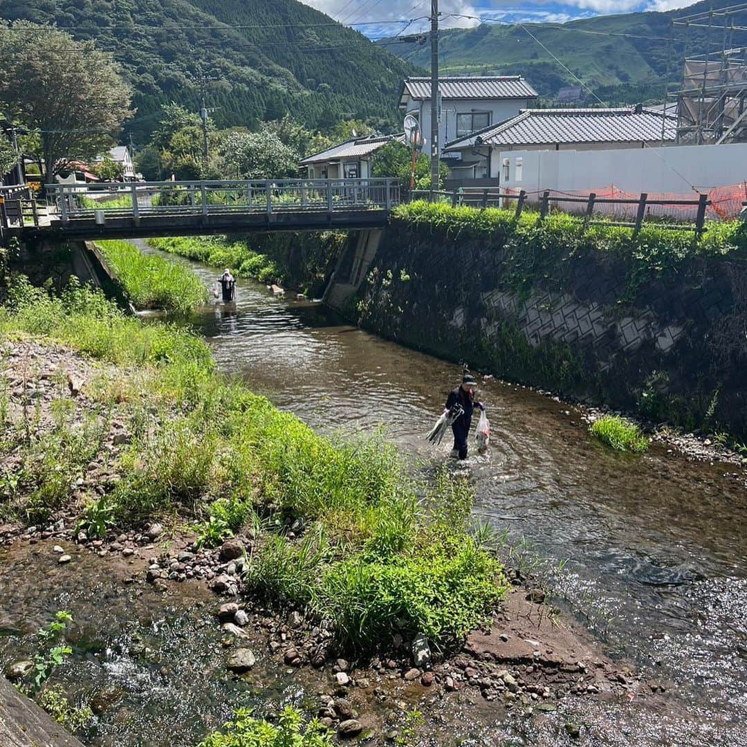 ゆふいん温泉　日の春旅館さんのインスタグラム写真 - (ゆふいん温泉　日の春旅館Instagram)「先日、旅館組合青年部で川掃除を行いました‼︎ 少しでもゴミが少なくなるよう、これからも活動していきたいと思います‼︎  https://www.hinoharu.jp ホームページはプロフィール画面に記載のURLよりご覧ください。  #由布院 #湯布院  #大分県 #旅館 #温泉 #旅行  #由布岳 #飯盛ヶ城 #辻馬車 #登山 #露天風呂 #yufuin #ryokan #hinoharu #mountain #onsen #bath #travel  #유후인 #hotsprings #히노하루료칸 #旅館組合青年部 #ゴミ拾い」8月31日 16時58分 - hinoharu_ryokan