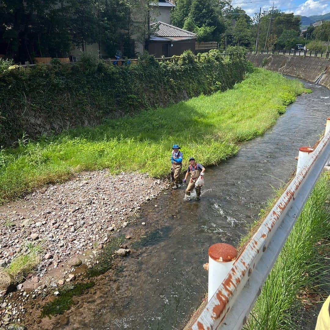 ゆふいん温泉　日の春旅館さんのインスタグラム写真 - (ゆふいん温泉　日の春旅館Instagram)「先日、旅館組合青年部で川掃除を行いました‼︎ 少しでもゴミが少なくなるよう、これからも活動していきたいと思います‼︎  https://www.hinoharu.jp ホームページはプロフィール画面に記載のURLよりご覧ください。  #由布院 #湯布院  #大分県 #旅館 #温泉 #旅行  #由布岳 #飯盛ヶ城 #辻馬車 #登山 #露天風呂 #yufuin #ryokan #hinoharu #mountain #onsen #bath #travel  #유후인 #hotsprings #히노하루료칸 #旅館組合青年部 #ゴミ拾い」8月31日 16時58分 - hinoharu_ryokan