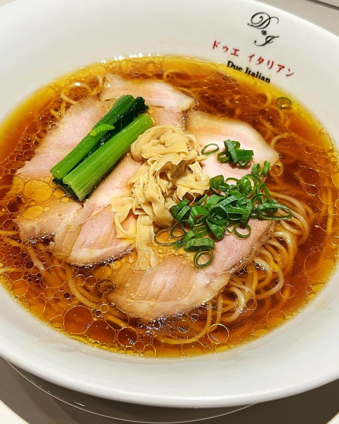 宇佐美あいりさんのインスタグラム写真 - (宇佐美あいりInstagram)「久しぶりにラーメン🍜投稿😋✨  最近食べたラーメンたち☺️  1枚目麺堂にしきの 鴨出汁醤油ラーメン🦆  実は鴨あまり得意ぢゃない んだけどこれはなかなか 当たりでおいしかった🥰  2枚目らぁ麺 ドゥエイタリアン🍜 イタリアンラーメンで前から 気になってたので🤭  しかしなぜか1番人気食べず 醤油ラーメンとシチュー食べて しまったのでまた次回1番 人気をチャレンジする🫣w  最近なぜかあんまり 食べなかった醤油ラーメン ハマってきたかも🤤♡  3枚目は久しぶりに神座🍜 昔よく行ってたけど久々に食べた🫠  そして4枚目は1番大好きな天一💓w やっぱり安定のおいしさ( ᷇࿀ ᷆ )🎵  太らないならラーメン🍜 好きすぎて毎日食べれるぶー🐷w  #麺堂にしき#ラーメン#神座#かむくら#おいしいラーメン#らぁ麺ドゥエイタリアン#天一#天下一品#地元#京都#ラーメン#天下一品#ラーメン女子#ラーメン部#醤油ラーメン#こってり#デブ活#鴨#鴨肉 #gourmet#ラーメン女子 #ラーメン部 #instadaily#instalike#igers#selfie#instadaily#instagood#pleaselike#followme #follow4follow#followforfollow#f4f」8月31日 17時00分 - airi.usami_official