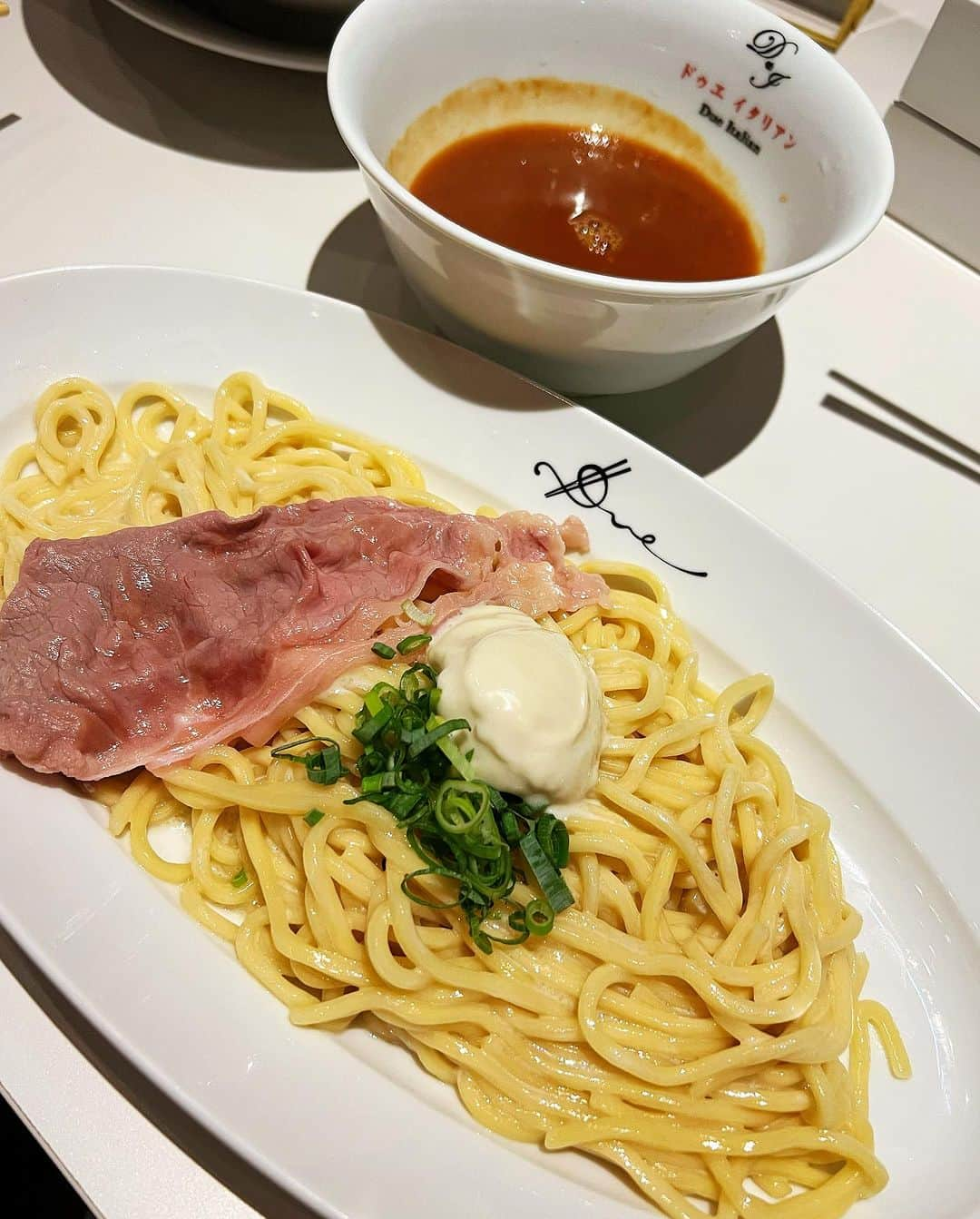 宇佐美あいりさんのインスタグラム写真 - (宇佐美あいりInstagram)「久しぶりにラーメン🍜投稿😋✨  最近食べたラーメンたち☺️  1枚目麺堂にしきの 鴨出汁醤油ラーメン🦆  実は鴨あまり得意ぢゃない んだけどこれはなかなか 当たりでおいしかった🥰  2枚目らぁ麺 ドゥエイタリアン🍜 イタリアンラーメンで前から 気になってたので🤭  しかしなぜか1番人気食べず 醤油ラーメンとシチュー食べて しまったのでまた次回1番 人気をチャレンジする🫣w  最近なぜかあんまり 食べなかった醤油ラーメン ハマってきたかも🤤♡  3枚目は久しぶりに神座🍜 昔よく行ってたけど久々に食べた🫠  そして4枚目は1番大好きな天一💓w やっぱり安定のおいしさ( ᷇࿀ ᷆ )🎵  太らないならラーメン🍜 好きすぎて毎日食べれるぶー🐷w  #麺堂にしき#ラーメン#神座#かむくら#おいしいラーメン#らぁ麺ドゥエイタリアン#天一#天下一品#地元#京都#ラーメン#天下一品#ラーメン女子#ラーメン部#醤油ラーメン#こってり#デブ活#鴨#鴨肉 #gourmet#ラーメン女子 #ラーメン部 #instadaily#instalike#igers#selfie#instadaily#instagood#pleaselike#followme #follow4follow#followforfollow#f4f」8月31日 17時00分 - airi.usami_official