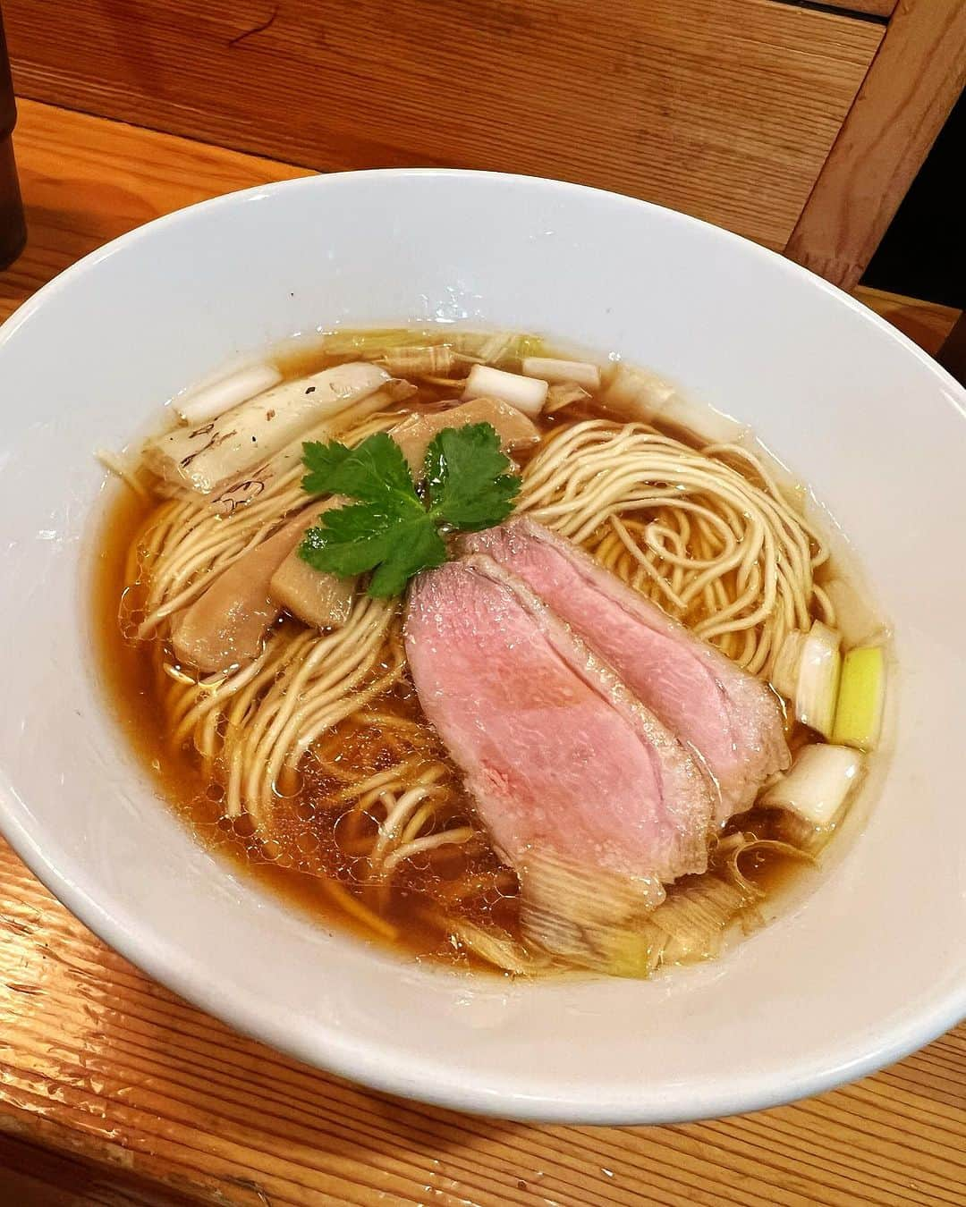 宇佐美あいりのインスタグラム：「久しぶりにラーメン🍜投稿😋✨  最近食べたラーメンたち☺️  1枚目麺堂にしきの 鴨出汁醤油ラーメン🦆  実は鴨あまり得意ぢゃない んだけどこれはなかなか 当たりでおいしかった🥰  2枚目らぁ麺 ドゥエイタリアン🍜 イタリアンラーメンで前から 気になってたので🤭  しかしなぜか1番人気食べず 醤油ラーメンとシチュー食べて しまったのでまた次回1番 人気をチャレンジする🫣w  最近なぜかあんまり 食べなかった醤油ラーメン ハマってきたかも🤤♡  3枚目は久しぶりに神座🍜 昔よく行ってたけど久々に食べた🫠  そして4枚目は1番大好きな天一💓w やっぱり安定のおいしさ( ᷇࿀ ᷆ )🎵  太らないならラーメン🍜 好きすぎて毎日食べれるぶー🐷w  #麺堂にしき#ラーメン#神座#かむくら#おいしいラーメン#らぁ麺ドゥエイタリアン#天一#天下一品#地元#京都#ラーメン#天下一品#ラーメン女子#ラーメン部#醤油ラーメン#こってり#デブ活#鴨#鴨肉 #gourmet#ラーメン女子 #ラーメン部 #instadaily#instalike#igers#selfie#instadaily#instagood#pleaselike#followme #follow4follow#followforfollow#f4f」