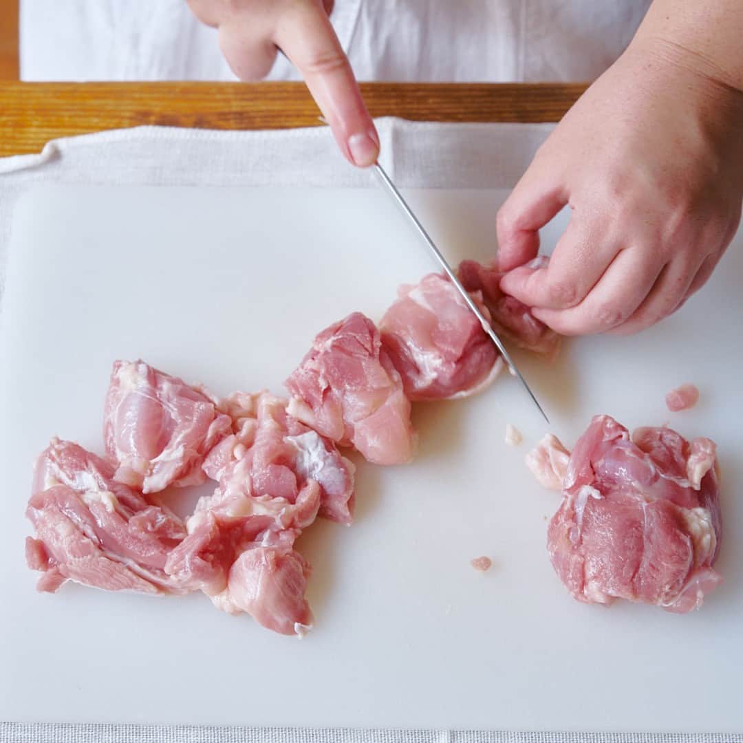 北欧、暮らしの道具店さんのインスタグラム写真 - (北欧、暮らしの道具店Instagram)「【フライパンで15分】 ワンプレートで楽ちんおいしい 「鶏もも肉とキャベツのガーリックソテー」 . - - - - - - - - - - - - - - - - - 忙しい夜にもフライパンひとつで ちゃちゃっと作れ、家族が喜ぶ肉レシピ。 料理家の今井 真実（いまい まみ）さんに 教わりました。  今回は鶏もも肉のソテー。 手軽なのに華やかな見た目で、 ちょっと気分の上がるひと皿です。 . - - - - - - - - - - - - - - - - - ワンプレートで見た目も華やか 鶏もも肉とキャベツのガーリックソテー - - - - - - - - - - - - - - - - -  【材料（2人分）】 鶏もも肉…1枚（300g） キャベツ…4-5枚（150〜200g） ミニトマト…4つ にんにく（すりおろし）…1/2片分  オリーブオイル…大さじ1/2 塩…小さじ1/2 白ワイン…大さじ1/2  仕上げにパセリ（あれば）…1株 ※ドライパセリなら小さじ1  【作り方】 ❶水気を拭いた鶏もも肉を5cm角に切り、 オリーブオイルを引いたフライパンに 皮目を下にして並べる。 この時、皮をぴんと伸ばすようにすると、 焼き上がりがパリっとします。  ❷塩の半量（小さじ1/4）をふりかけ、 中火で5〜6分かけて焼き、 しっかり香ばしい焦げ目がついたら 鶏肉を端に寄せ、 キャベツをちぎらずに加える。  ❸鶏肉を裏返してキャベツの上に乗せ、 残りの塩（小さじ1/4）を全体にまぶして、 にんにくすりおろしを空いたスペースに入れる。  ❹キャベツがくったりしてきたら、 半分に切ったミニトマトを入れ、 白ワインを回しかける。  ❺最後に刻んだパセリをふりかけて、 ざっと和えたらできあがり。 . - - - - - - - - - - - - - - - - - ■ 今井さん：  「味つけは塩だけでも、 鶏肉とトマトからおいしいエキスが たっぷり出るので深みのある味に。 アクアパッツァの鶏肉版のようなイメージです。 スープがおいしいので、 ぜひワンプレートにして ごはんとスープを絡めて召し上がってください。  キャベツはあえて大きめのまま入れて、 鶏肉の旨みをたっぷり吸わせてくださいね」 . - - - - - - - - - - - - - - - - - . #kitchen#kitchendesign#kitchenware#food#foodstagram #ランチ#昼ごはん#夜ご飯#おかず#ワンパンレシピ#今井 真実 さん#家じかん#料理#キッチン#キッチン雑貨#シンプル#シンプルライフ#シンプルデザイン#暮らしを楽しむ#日々の暮らし#北欧#暮らし#北欧暮らしの道具店」8月31日 17時01分 - hokuoh_kurashi