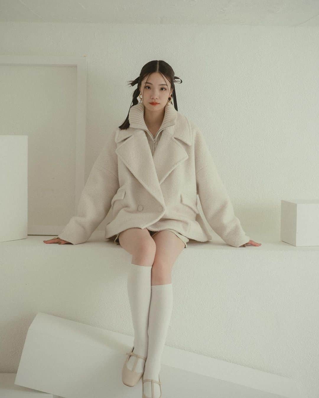 Vannie Officialさんのインスタグラム写真 - (Vannie OfficialInstagram)「 ︎︎ boucle big collar coat ivory / beige / gray ¥9,900(tax in)  ︎︎ #vannie_u」8月31日 17時01分 - vannie__u
