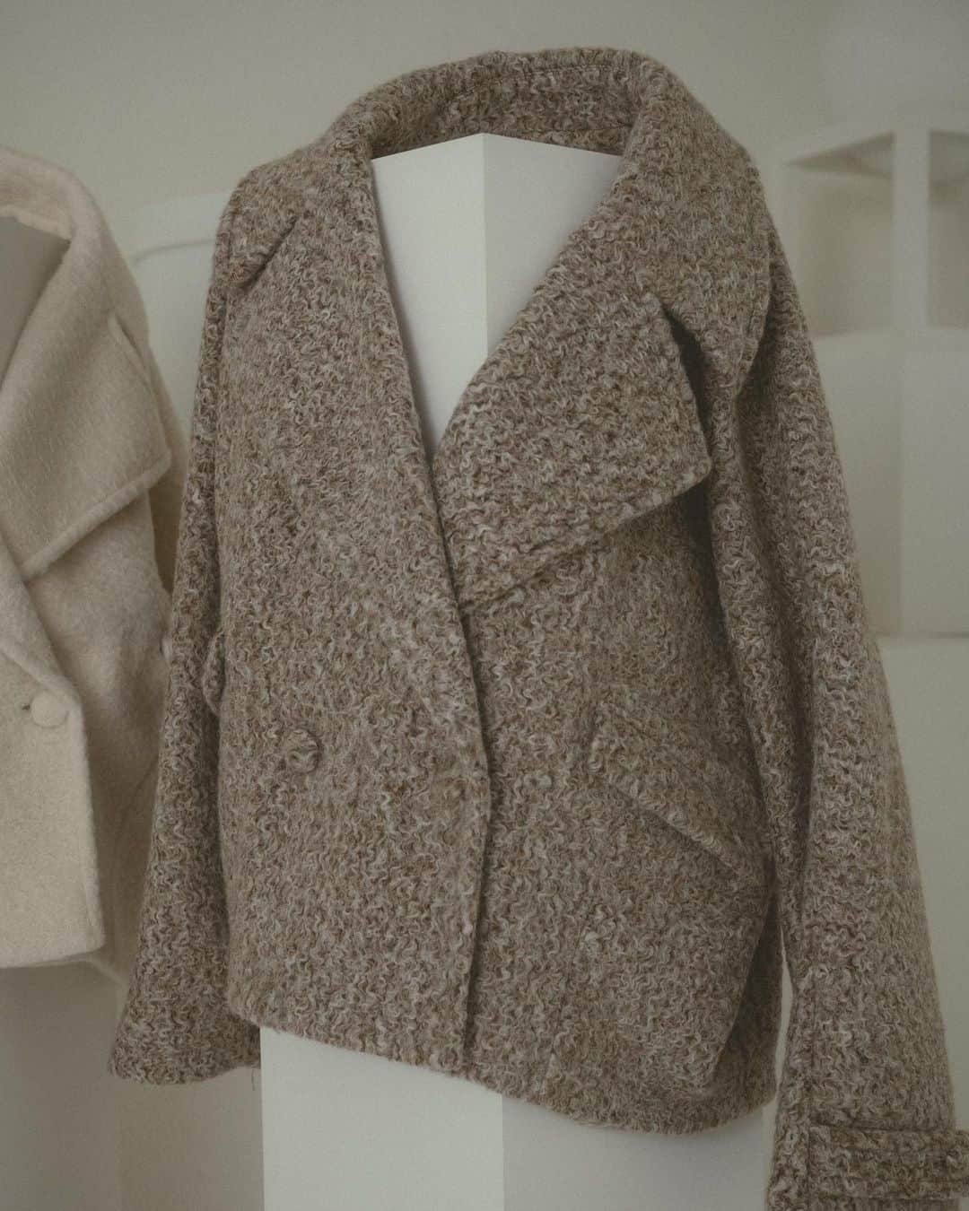 Vannie Officialさんのインスタグラム写真 - (Vannie OfficialInstagram)「 ︎︎ boucle big collar coat ivory / beige / gray ¥9,900(tax in)  ︎︎ #vannie_u」8月31日 17時01分 - vannie__u