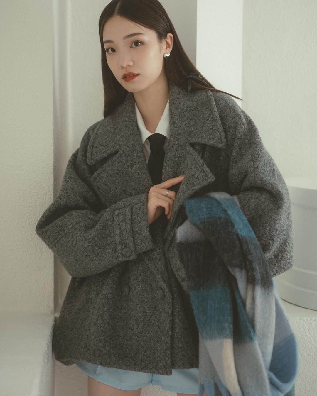 Vannie Officialさんのインスタグラム写真 - (Vannie OfficialInstagram)「 ︎︎ boucle big collar coat ivory / beige / gray ¥9,900(tax in)  ︎︎ #vannie_u」8月31日 17時01分 - vannie__u