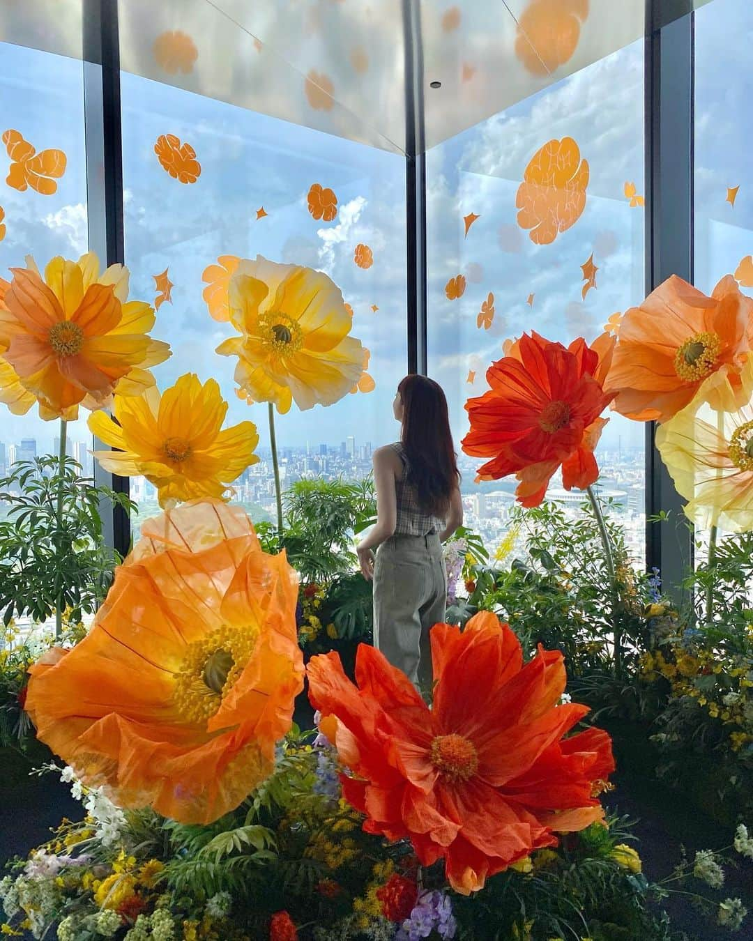 Rinaのインスタグラム：「またまた大好きな渋谷スカイへ🤍  今回はBOTANICAL VIEWということでお花や植物が沢山！写真映えすぎてやばくない？🤣高い所から見るお花たちは迫力満点ですごく癒された…🌿室内で涼しいし何回もぐるぐる回って見てた（笑）  大切な人とデートや、1人で行ってもめっちゃくちゃ楽しめると思うからぜひ行ってみてね！10月1日までだよ🫢  📍渋谷スカイ @shibuya_sky   #Promotion #渋谷スカイ #shibuyasky #渋谷スクランブルスクエア #渋谷上空229mの植物園 #植物園 #東京デート #お出かけスポット #渋谷駅#botanicalview」