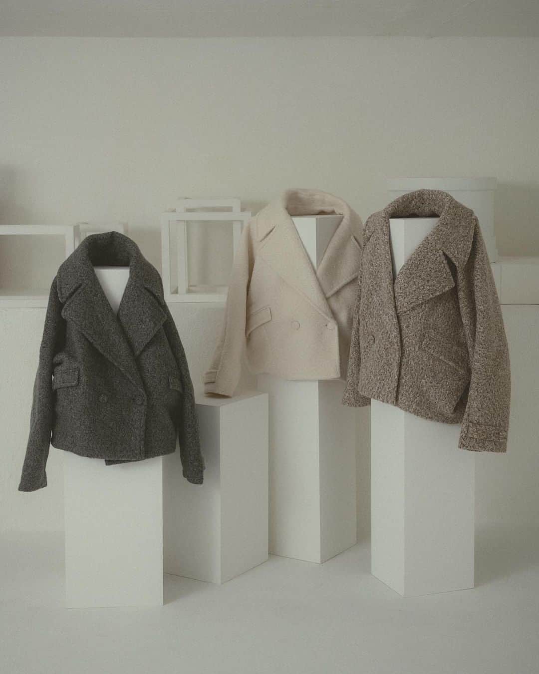 Vannie Officialのインスタグラム：「 ︎︎ boucle big collar coat ivory / beige / gray ¥9,900(tax in)  ︎︎ #vannie_u」