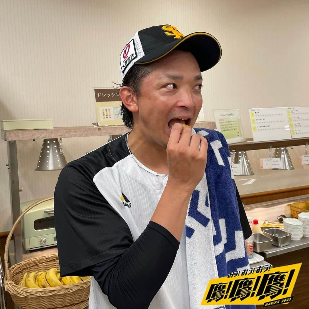 福岡ソフトバンクホークスさんのインスタグラム写真 - (福岡ソフトバンクホークスInstagram)「#間食のじかん #え ？ #東浜巨 #2023年8月31日 #vsオリックスバファローズ #福岡paypayドーム #softbankhawks  #ホークス #sbhawks #鷹鷹鷹」8月31日 17時10分 - softbankhawks_official