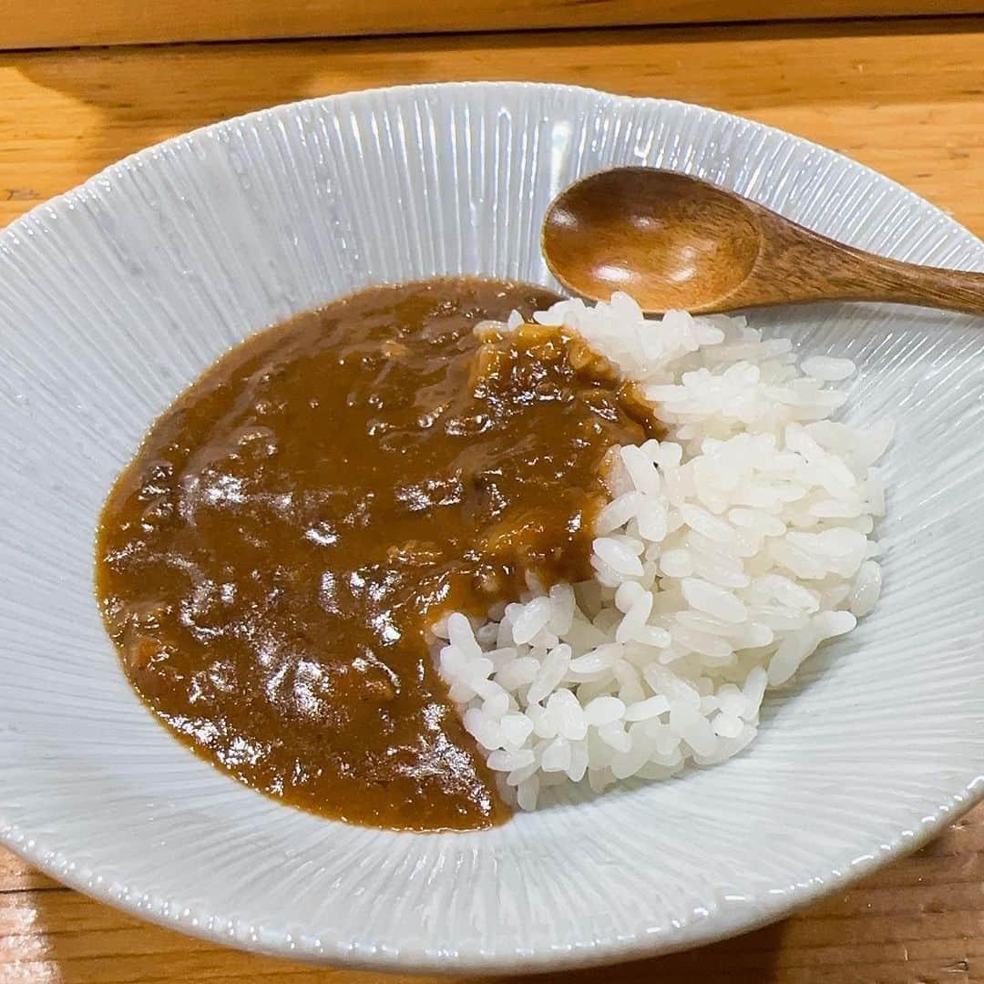 山岸久朗さんのインスタグラム写真 - (山岸久朗Instagram)「愛知県豊橋市でお仕事。 終わりに、豊橋で一杯。  外観は焼鳥屋。中に入ったら、「ねぎま」とか「ハツ」とか焼鳥屋にありがちな部位の木札が並んでて、外も中も焼鳥屋。  ところが‼️コースメニューは割烹のそれ‼️素材にもこだわりあり。この店、めちゃめちゃおもろい🤣  #七五三 #なごみ #焼鳥七五三 #ドウマンガニ  #札木 #札木駅 #豊橋 #豊橋グルメ #豊橋市 #豊橋ディナー #豊橋駅 #豊橋デート #豊橋ごはん #豊橋居酒屋 #豊橋市グルメ #愛知県豊橋市 #愛知 #愛知県 #愛知グルメ #愛知県グルメ #愛知旅行  #aichi #aichiprefecture  #aichiken  #toyohashi  #toyohashicity」8月31日 17時04分 - yamaben