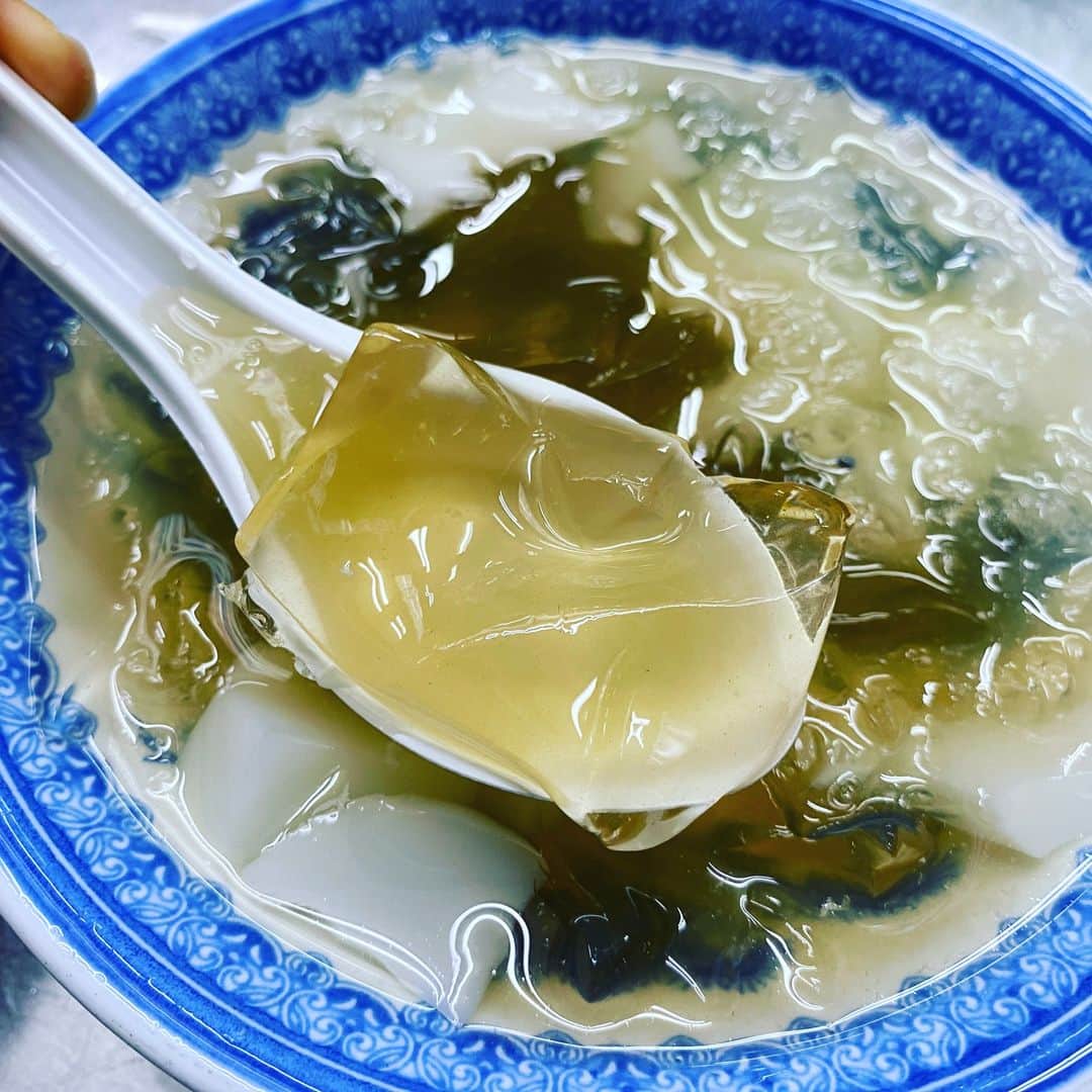のインスタグラム：「本日、ＮＨＫの連続テレビ小説「らんまん」で、日本の植物学の父と呼ばれる牧野富太郎がモデルの主人公・万太郎が台湾土産として持ち帰った「オーギョーチ（愛玉子）」は、私が子供のころからの夏の定番のおやつでした。 市場に行けば、大きな塊の愛玉子があって、必要な量だけ切り売りしてくれたなぁ。愛玉子だけでなく、杏仁豆腐や仙草ゼリーの塊も一緒に売られていることが多く、この３種類を買って帰り、ハチミツレモン水に入れて食べるのが定番でした。 「日本に行ったらもう食べられない——」 「自分で作ればいいじゃない！」 愛玉子のない日本で暮らすことが決まり、悲しむ私に、台湾の伯母が愛玉子の種と手作りの”搾り袋”を送ってきてくれたときの衝撃は今でも忘れられません。 まさか、自分の家でも作れるなんて……。 なんか鳥の餌みたい！？なんかの屑？などと、まだ中学生の私は半信半疑で指示された通り種を袋に入れ、水のなかでチャプチャプと搾る動作を繰り返しました。すると、朝ドラのように見事な愛玉子が完成したのです！ 最初は水と種の量がいまひとつマッチせず、ゆるゆるの愛玉子になったり、固すぎの愛玉子になったりもしましたが、いまでは搾るだけで出来上がりの固さを予測できるまで成長しています（笑） 愛玉子や仙草、杏仁には清熱作用（消炎、解熱、化膿の抑制など）があるので、暑い夏にぴったりな食べ物です。 特に愛玉子はカロリーが低く、食物繊維が豊富で、デトックス効果もあるとか。 台湾ではカルフールや乾物街の迪化街などに行けば、適量の種と搾り袋がセットになったものが売られています。 体にいいこと尽くめで、手軽に再現できる「愛玉子」。 ハチミツ水や砂糖水だけでなく、紅茶や烏龍茶など、好きな飲み物に加えて飲むこともできるので、ぜひ試してみてください！ それにしても、こんな昔に愛玉子を日本で食べていた人たちがいたなんて、感慨深いです。これを機に、日本でも愛玉子の輪がもっともっと広がりますように。＃愛玉子 ＃愛玉 ＃愛玉子ゼリー ＃朝ドラらんまん ＃台湾グルメ ＃台湾」