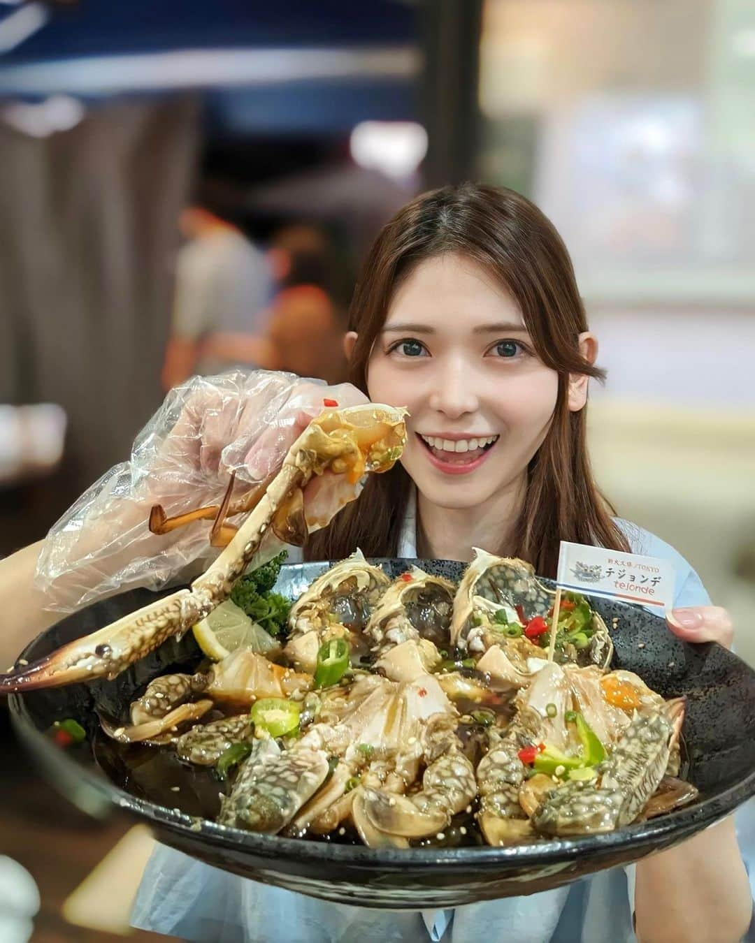 大見さなえのインスタグラム：「カンジャンケジャン🤤🦀 新大久保『テジョンデ2号店 カンジャンケジャン館』 ⁡ 【カンジャンケジャン】 メスのワタリガニを特製の旨味醤油に漬けたもの✨ 濃厚な内子と、ミソたっぷり！！ 鮮度の良さ伝わるプリとろっとした食感☺️🦀 ⁡ ここのお店は基本的に醤油漬け間違いない。 生の海老を使ったカンジャンセウや ホタテの醤油漬けもおすすめ✨ タコの踊り食いもあるよ🐙 ⁡ 店内賑やかな空間で、若い方が多め！ カンジャンケジャンケジャン好きや 初心者でも挑戦しやすいお店🏃‍♀️ ⁡ ーーーーーーーーーーーーーーーーーーーー •カンジャンケジャン •ヤンニョムケジャン  •カンジャンケジャンセウ •ヤンニョムセウ •ホタテの醤油漬け •サンナッチ •生牡蠣 •ヤンニョム＆カンジャンケジャンごはん •サーモン醤油漬け ーーーーーーーーーーーーーーーーーーーー 読んでくださってありがとうございます💓 🔖@tabe_megumi 東京・福岡を中心に 美味しいお店を紹介してます☺️ チェックしてみてね✨ ーーーーーーーーーーーーーーーーーーーー #テジョンデ2号店 #テジョンデ #新大久保グルメ #めぐログ_新大久保 #めぐログ_韓国料理 #韓国料理 #ケジャン #カンジャンケジャン #テジョンデカンジャンケジャン館 #新大久保 #東京グルメ #蟹 #강장케장　#한식　#pixelで撮影」