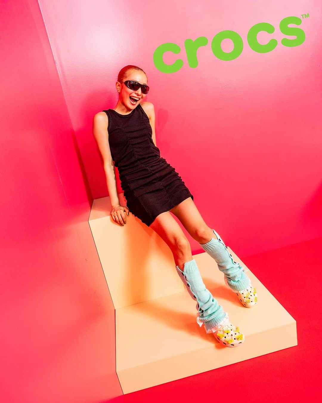 クロックス（crocs）さんのインスタグラム写真 - (クロックス（crocs）Instagram)「クロックスコーデ feat.  @__momonana__   つけてるジビッツはぷにぷにします💚  #クロックス #ジビッツ #crocs #jibbitz」8月31日 17時08分 - crocsjp