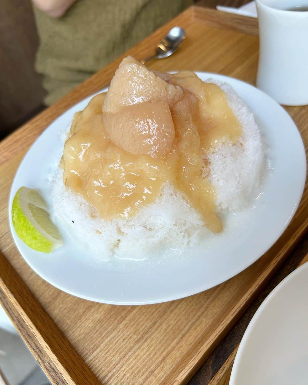 伊藤智博さんのインスタグラム写真 - (伊藤智博Instagram)「かき氷！ホワイトチョコ乗ってるミルクティーのやつと桃のやつ。うまー！  #chezandylabo #府中 #府中カフェ #かき氷 #抹茶 #🍧 #🫖 #🍫 #🍑 #itoburger #thehwdogandco #toolsinfinity #ツールスインフィニティ #vanscheckerboardslipon #バンズチェッカー #LLR伊藤 #嫁丸」8月31日 17時19分 - itotomohirollr