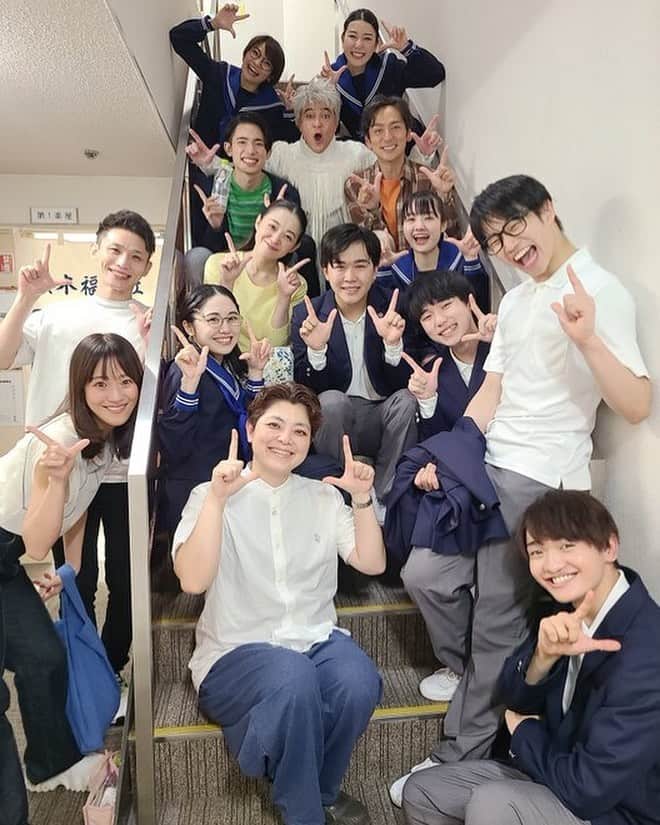 のインスタグラム：「ミュージカル『カラフル』後記。 いつも、舞台の稽古が始まる時「このカンパニーのみんなとはどんな関係性になるんだろう？」と思う。 たった3ヶ月だけど、毎日沢山の時間を共有して、関係性を深めていく。 そして気が付けばあっという間に最終日を迎えて、離れるのがどうしようもなく寂しく感じたりする。 演劇を作るって、本当に不思議。 とても素敵なカンパニーでした。 さみぴー。 #カラフル #ミュージカル #musical #演劇 #stage #act #actor」
