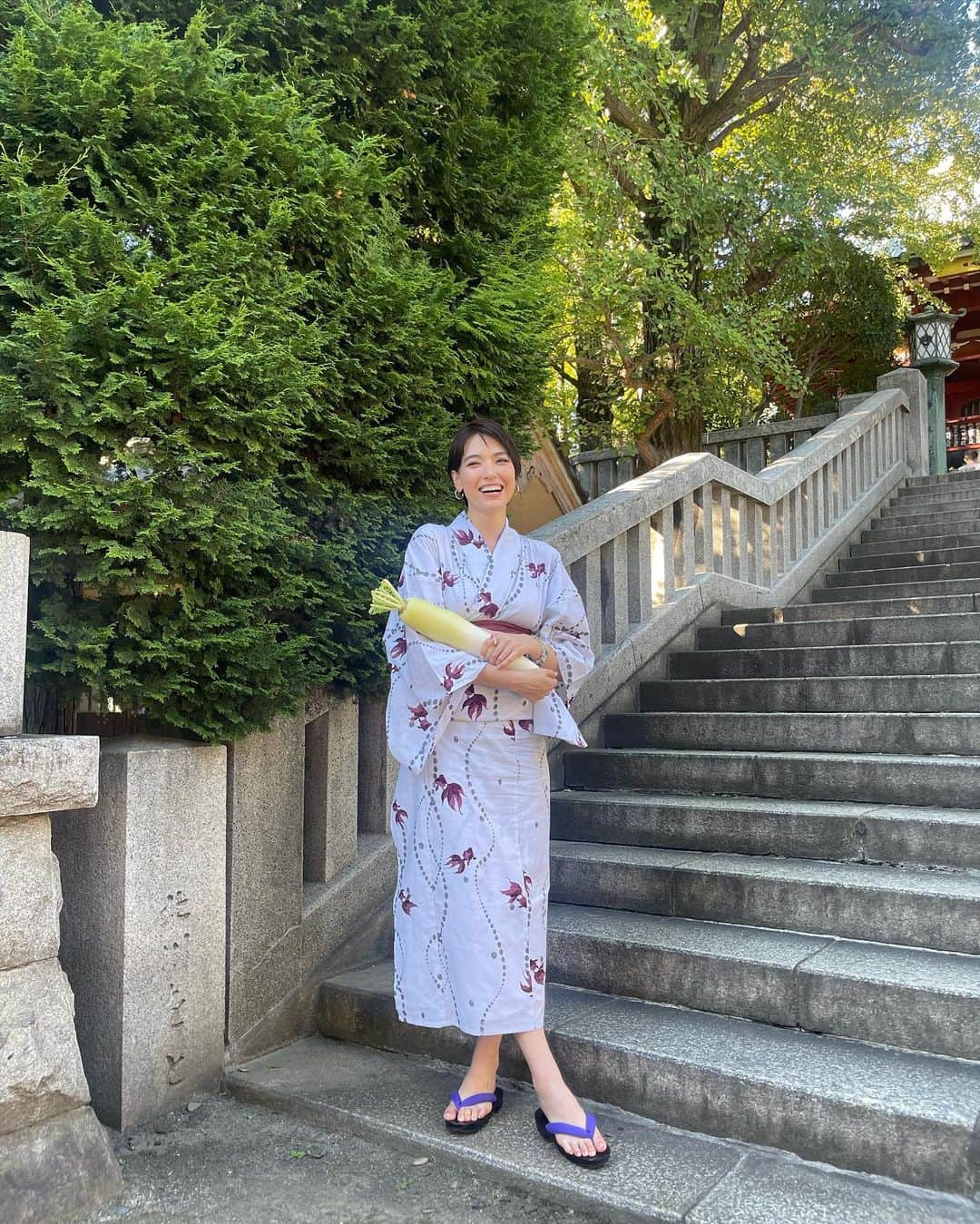 ダンシーシャノン美沙のインスタグラム：「少し涼しくなってきたね☺️  浅草にある願いが叶うお寺に 行ってきたよ👼✨✨  ここのお寺は 人は願いが叶わないことで 犯罪や悪いことを することもあるから みんなの願いを叶えて 平和にしよう🕊️✨✨  というお寺で 浴油祈祷というお願い事をして １週間毎日油をかけてくれる という願い事のやりかた なんだけど 必ず叶うと言われているの。  このお寺ではお供物が お大根ということで 大根さんとぱちり👘✨✨  浴衣っていいね☺️ また来年も浴衣でお出かけしよう🫶✨  #浴衣 #yukata   @mydress365_official  @mydress_mee」