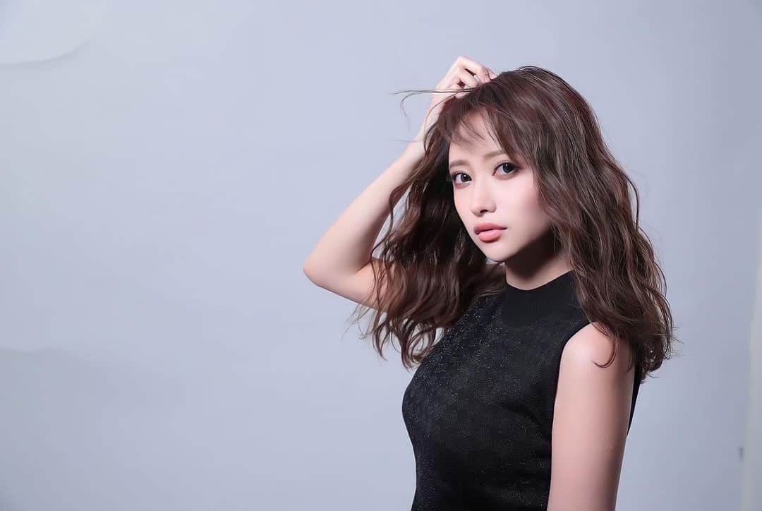 小川真葵のインスタグラム：「風で髪なびかせる撮影すき🌬️  #撮影データ #サロンモデル #ファッションモデル」