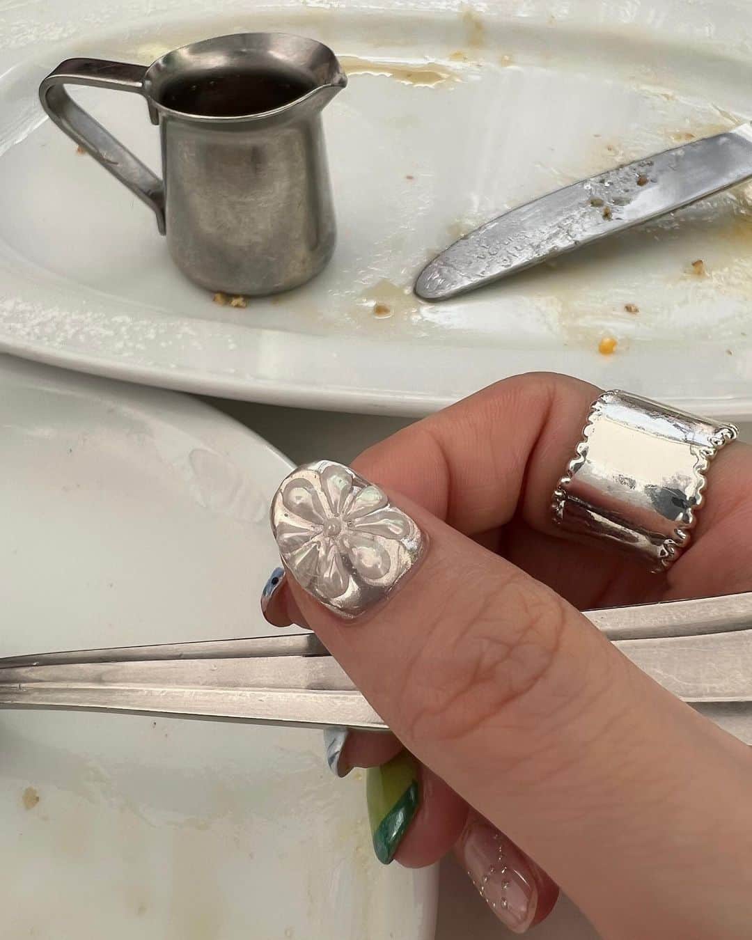 のインスタグラム：「最近ハマってるシルバー＆ゴールド👽💍🥄🌕🌙✨  メタリックな気分〜 ガーリーな世界へ誘うと 冷たくてグロッシーな艶めきが 挿して好き🌙✨  他の指はまた違う日の投稿でシェアするので 通知オンで待っててー！♡  来年も思いもよらないブームが来るんだろうな〜楽しみだね👽♡  ウエディングのネイルはどんなのにしようか半年前から悩んでて 今も悩んでる😂  花嫁の先輩たちは どんなのにしたー？ アイデアくださーい💍  @asagiinyo  #ネイル#ネイルデザイン  #nail#nailart #シルバーネイル #ミラーネイル」