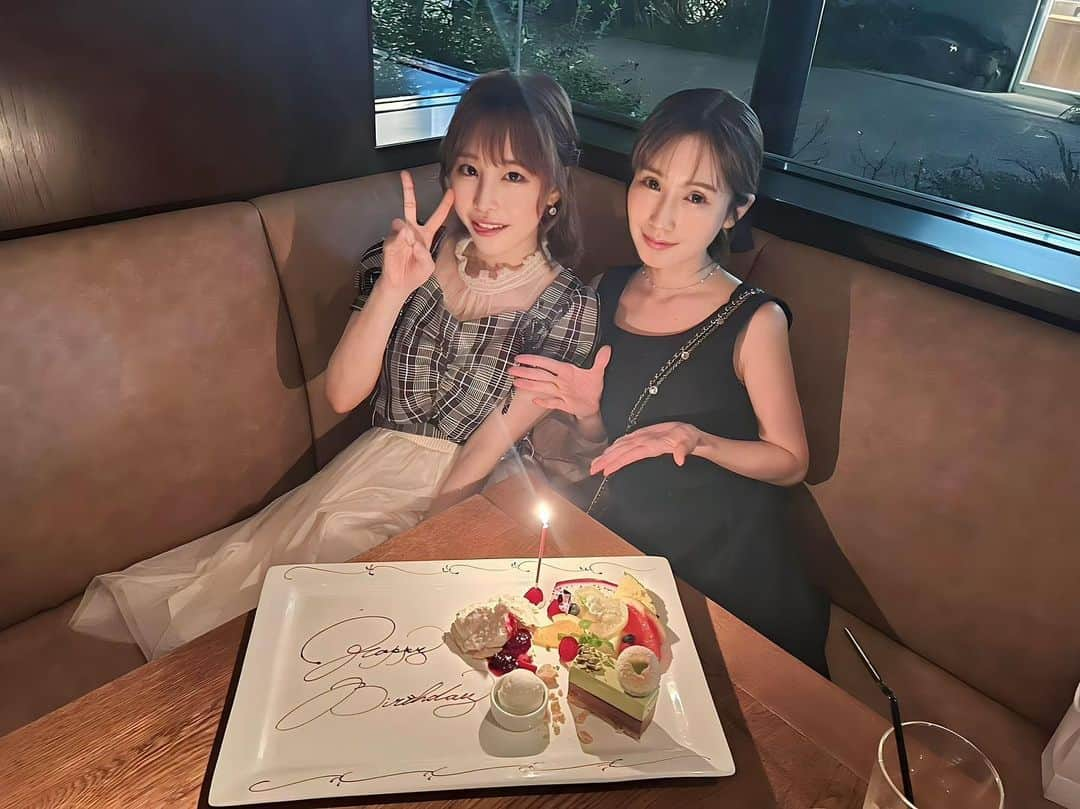 小島みなみのインスタグラム：「. . 旬ちゃんお誕生日おめでとう🎂🎀 . 会うといつも楽しいし 話尽きないし なぜか笑いが止まらない🤣🫶 . . . #休日の過ごし方 #お誕生日おめでとう」