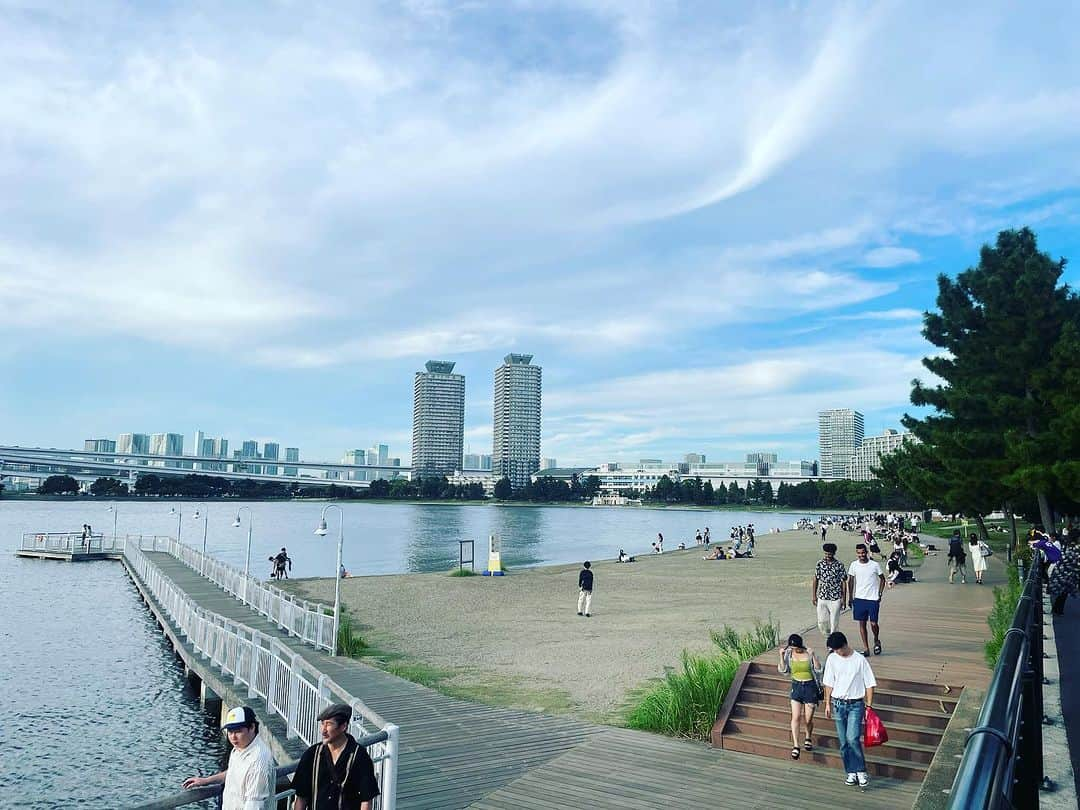 一三のインスタグラム：「夏の終わりに最寄りの海水浴場へ。  最寄りだけど自宅から約25km。」