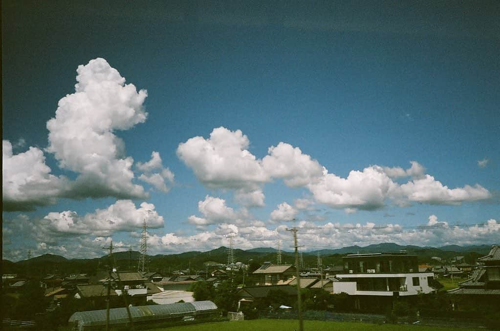 金野美穂さんのインスタグラム写真 - (金野美穂Instagram)「新幹線の窓から 夏の雲☁️  夏は雲が低くて手が届きそうです 富士山が雲を触っている､､､､私も触りたい☁️」8月31日 17時28分 - kaneno_miho