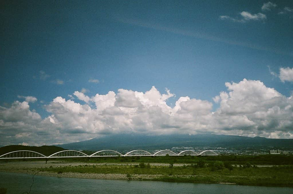 金野美穂さんのインスタグラム写真 - (金野美穂Instagram)「新幹線の窓から 夏の雲☁️  夏は雲が低くて手が届きそうです 富士山が雲を触っている､､､､私も触りたい☁️」8月31日 17時28分 - kaneno_miho