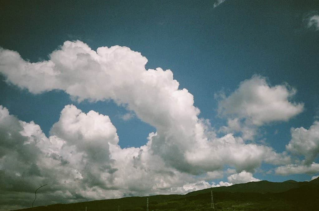 金野美穂のインスタグラム：「新幹線の窓から 夏の雲☁️  夏は雲が低くて手が届きそうです 富士山が雲を触っている､､､､私も触りたい☁️」