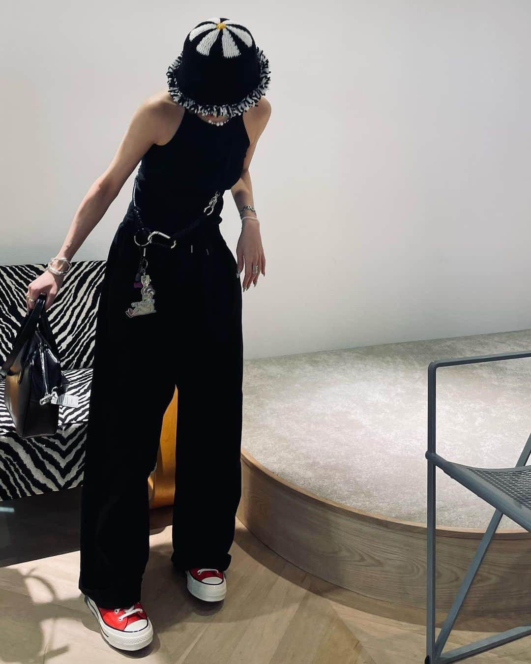 SARAのインスタグラム：「💛🖤My happy set🤍❤️ Hat: @eknit99  Bag: @nieeh_official  Necklace: @niro.serendipity  Key chain: @andvoid  kicks: @converse   어떤 비싼 브랜드보다 친구들이 만든 브랜드나 아이템, 선물으로 준것들을 갖고 있을 때가 나는 행복을 많이 느껴서 너무 좋아♡」