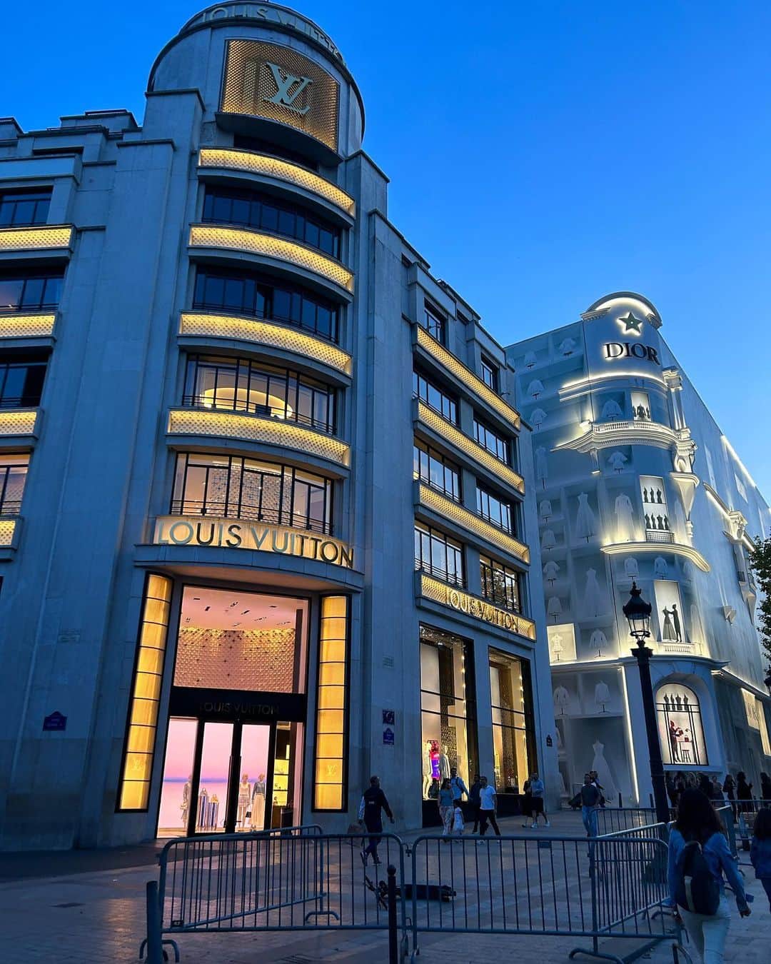 りせさんのインスタグラム写真 - (りせInstagram)「パリ旅行💛  モナリザめっちゃ並んで見れてよかった❤️ルーブル美術館広すぎた😳  フランスはパンが美味しすぎた✨ エスカルゴ🐌はちょっと、、😉  リラックスできた最高の旅でした🥐」8月31日 17時25分 - 1209rise