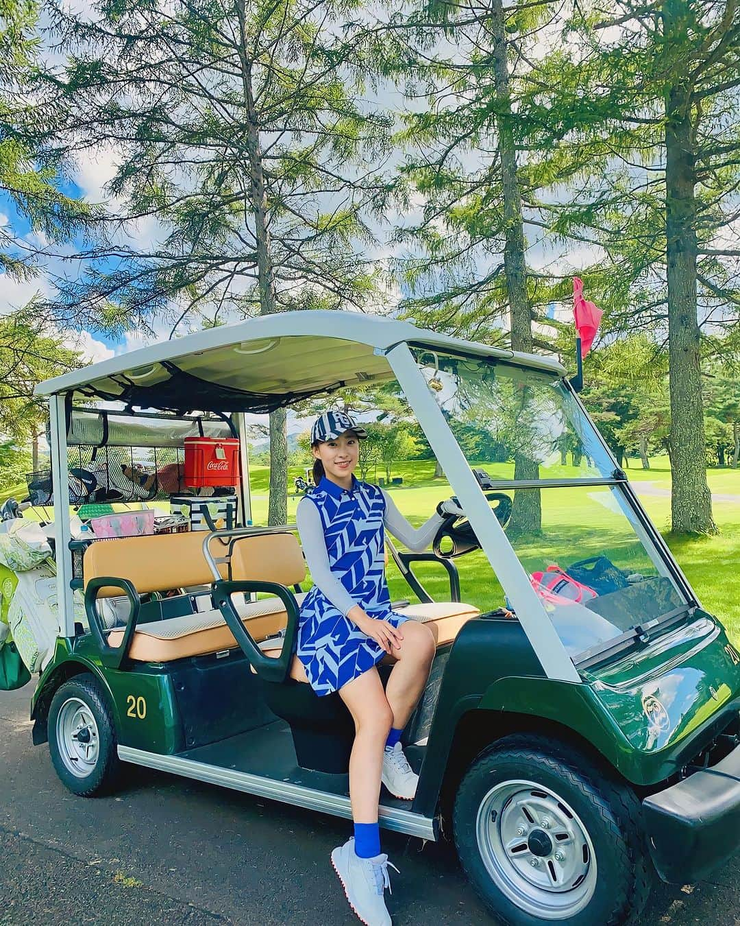 落合由佳のインスタグラム：「.✳︎ 母の古希の誕生日に 軽井沢でラウンドしてきました⛳️✨  日中は日差しがキツかったけど、都内より断然涼しく快適な夏ゴルフでした🥰☀️  最後の◎はおまけ🫠笑 新幹線に間に合わなくて 最終ホール、まるっと出来ませんでした、、😭  軽井沢72での100切り、リベンジしに行けるといいな🥹❤️  #軽井沢 #ゴルフ  #72フォトスポットコンテスト」