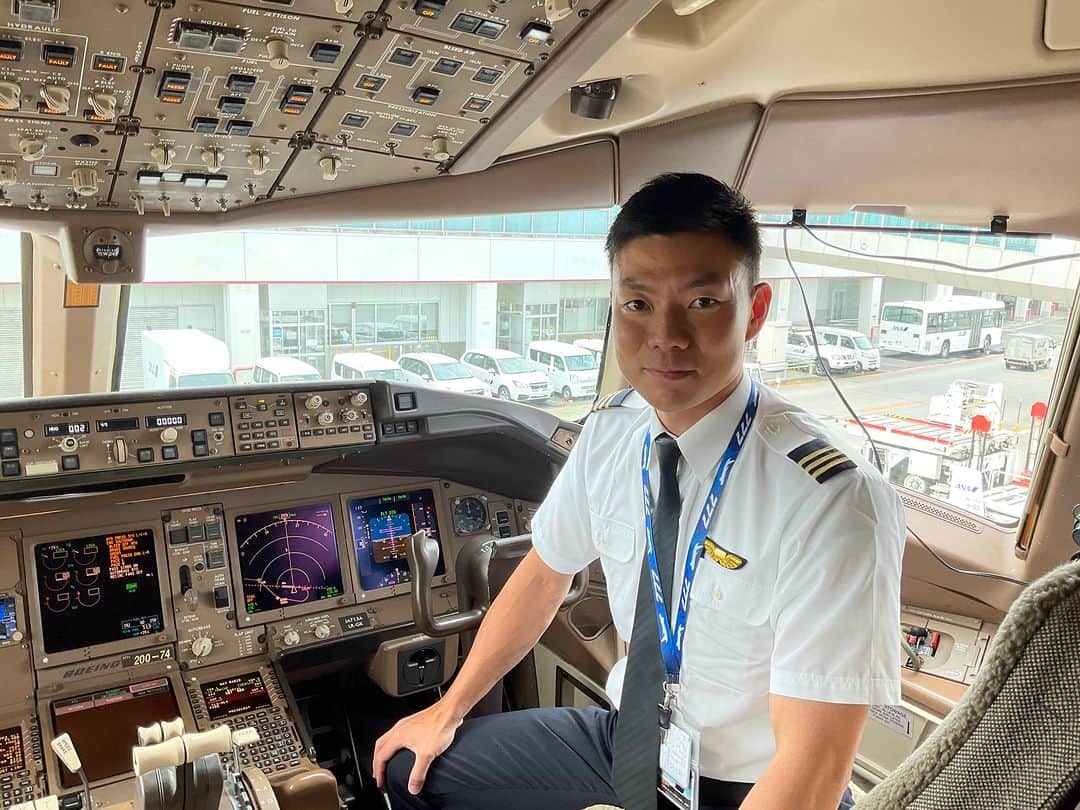 ANAのインスタグラム：「皆さま、こんにちは！ボーイング777副操縦士の高橋です👨‍✈️毎日暑い日が続いておりますが、いかがお過ごしでしょうか。 私の現在乗務している機種は主に北米路線を運航しておりますが、北米では時差調整が難しく、復路便の為にも現地での過ごし方が重要になってきます。 現地での過ごし方は様々ですが、私の場合、睡眠の質を少しでも上げる為に散歩をするなど、積極的に体を動かすようにしています。 先日サンフランシスコにステイした際には、ジョギングをしながらゴールデンゲートブリッジまで足を延ばしてきました🏃‍♂️ 晴天の綺麗なゴールデンゲートブリッジを写真に収め、皆様にお見せしたかったのですが、ご覧の通り曇り空でした…。☁️ ちなみに、この雲は海霧とも言われ、暖かい空気が冷たい海面に接することで生じる、この時期ならではの現象です。 この現象は初夏から夏にかけて千島近海から北海道東海上、三陸沖に発生し、飛行中も確認することができます。時には運航にも影響し、我々の頭を悩ませる現象の一つです。 遠く離れた場所でも同じ現象が起きるなんて不思議だなと思うと同時に、季節を感じながら、復路便に備えることが出来ました。 まだまだ厳しい暑さが続きますが、体調崩されないようご自愛下さい。 皆様のご搭乗、ANAグループ社員一同心よりお待ちしております。  #ANAだぞう #旅だぞう #健康第一だぞう #夏休みの次はシルバーウィークだぞう」