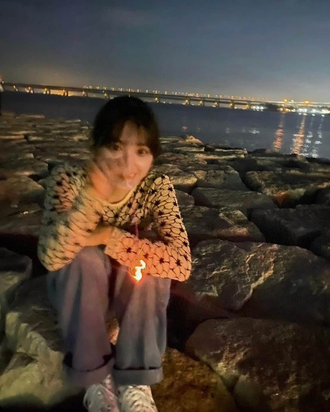 柳澤杏のインスタグラム：「地元の幼馴染とドライブからの海🫧🫧  初めての夜の海で今年初花火もできて幸せ空間やった✳︎  海で日焼け考えんくていいのが最高やろ^ ^ 5,6枚目落ちてた竹です。  #夏休み #海 #花火」