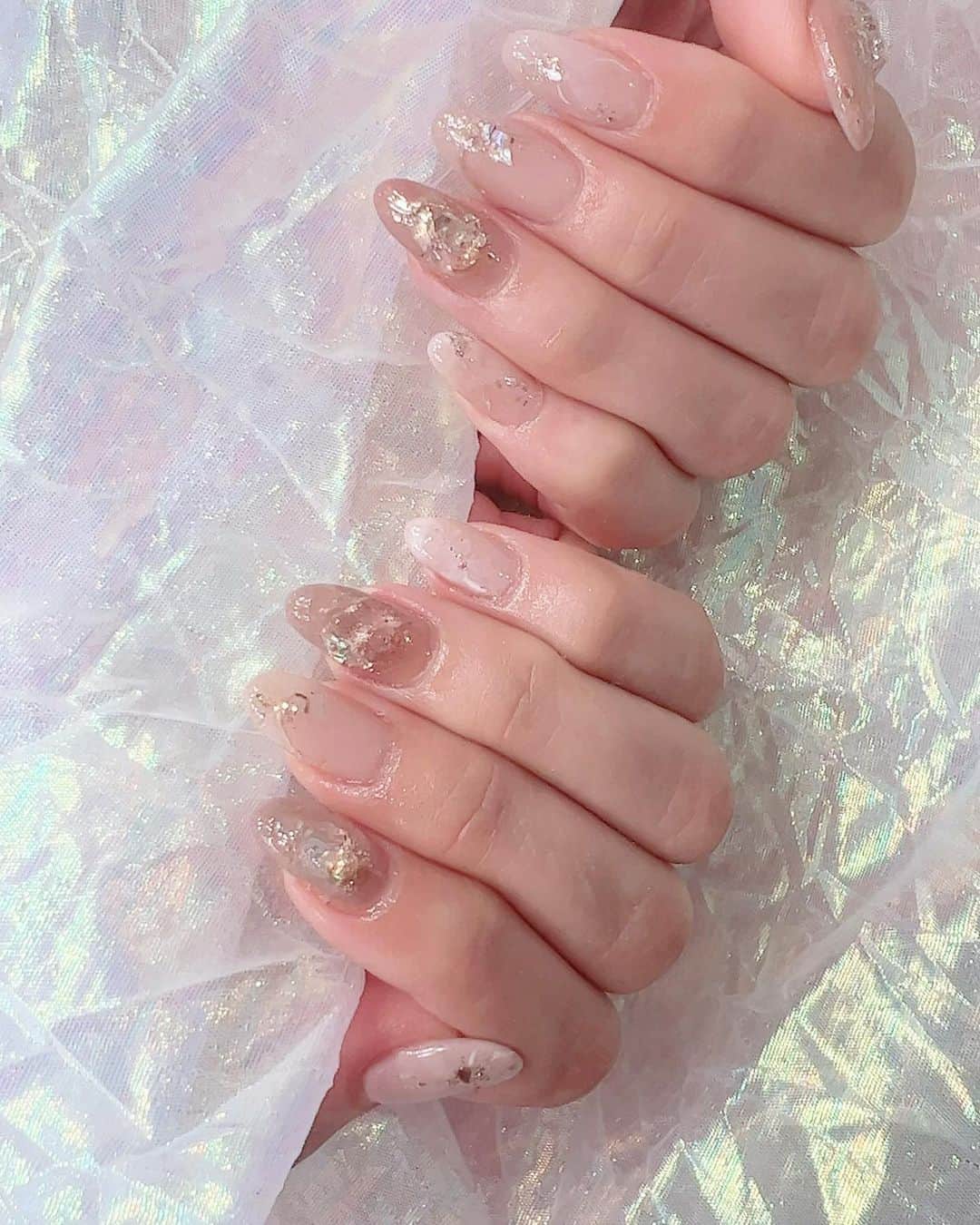 板橋瑠美のインスタグラム：「New Nail🤍  夏の終わり、秋の始まり  テーマ  透明感と夏の終わりの寂しさ、 秋の装いカラーのニュアンスネイル、 こんな感じに仕上がりました✨^ ^  ネイルって本当その時の季節柄で楽しめるからいいよね^ ^  いつも本当早くて綺麗でさすが💓  @onnibeauty  オンニありがとう((((･´ω`･))))」