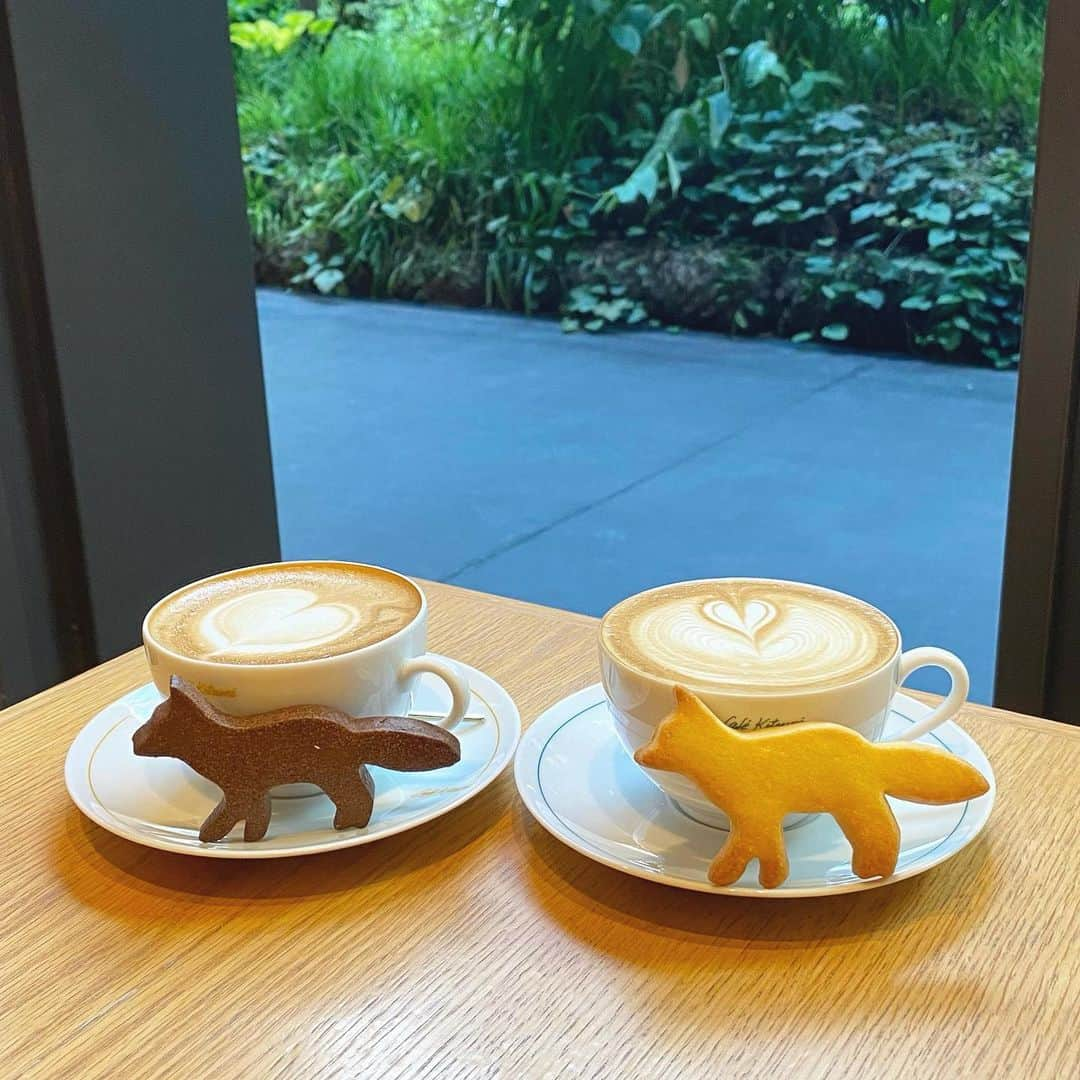 南ソフィアのインスタグラム：「. 展示会終わりにずっといってみたかったキツネのカフェ☕️コーヒーもサブレも美味しかったし何よりキツネかわいい🦊♡ 次はキツネの服でリベンジしたい😂 . . . . . #京都カフェ #新風館 #cafekitsune #maisonkitsune #カフェキツネ」