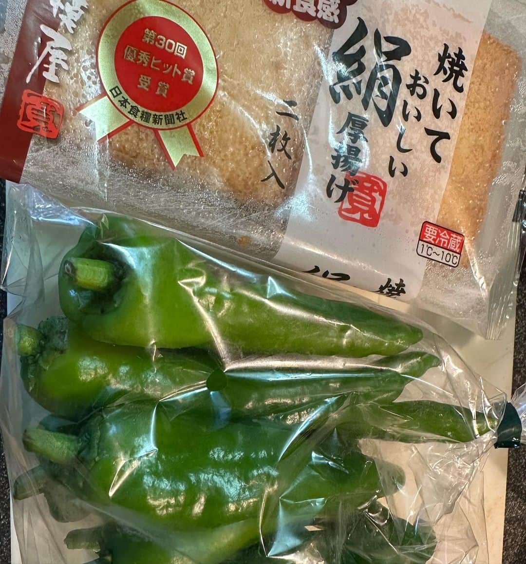 増田有華さんのインスタグラム写真 - (増田有華Instagram)「＊  亜美菜からもらったお野菜がたくさん家にあったので♡ 茄子とゴーヤの味噌炒めと万願寺とうがらしと厚揚げの煮浸し作り置きしました。 作り置きなのに味見で食べすぎてほぼなくなったけど笑。 ゴーヤしゃっきしゃきで震えた！（大袈裟じゃない） 同じのをもうもう一度作りたいので、レシピをここに残しておきます。  茄子1本（小ぶりなら2本）ピーラーで筋を入れる。筋入れなくてもいいけど味染みるよ👅 ゴーヤ1本ワタを取り茄子もゴーヤも好きなサイズに切る。 多めのごま油を引き、炒める。 火が通ってきたら事前に混ぜておいた調味料 （酒50cc、味噌大さじ1、みりん大さじ1、きび砂糖大さじ1.5〜2、本だし小さじ1、生姜チューブ、にんにくチューブ適量、一味好きなだけ）を投入。更にサッと炒めて完成〜！ 簡単⭕️  煮浸しは材料を炒めてから 酒、みりん、醤油を1:1:1。 砂糖と本だしで味調整。 こちらも簡単。すぐできます。 また絶対つくろーっと😍  ・ ・ ・ #増田飯ぃ #ゴーヤ茄子 #ゴーヤ #茄子 #つくりおきおかず  #つくりおきレシピ  #つくおき #健康オタク  #作り置きおかず  #作り置き冷凍 #食 #自炊 #おうちごはん #お家ご飯 #ひとりごはん #料理好き #体質改善 #cooking #cook #cooklife #smile #enjoy #beauty #eat #instagood #recipe #japanesegirl」8月31日 17時32分 - masuyuka_official