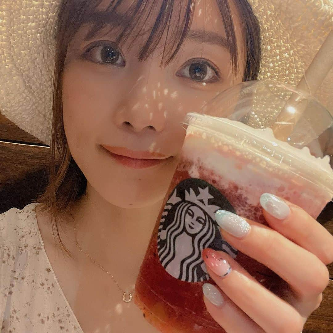 さくまみおのインスタグラム：「え！8月31日ってまさか…今日で夏終わり🌻🎐！？？  明日になったら季節外れになっちゃうから載せとこ！笑 今月のネイルは色んな人に「スイカだ〜可愛い〜」って好評で嬉しかった🍉🍹🫧  みんなは今年はどんな夏だった☺️？ 海とか花火とか行った？ 夏休みの宿題終わった？ (姪っ子は今頑張ってる📝💦笑)  私は1つ前の投稿通り、５年ぶりに実家にも帰れて自分と向き合いまくった大事な夏でした😤✨  #夏の終わり #スイカネイル #夏ネイル #バブルネイル #マグネットネイル #8月ネイル #夏大好き」