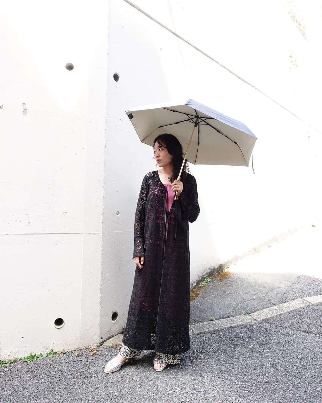 野村仁美のインスタグラム：「明日から9月とは信じられない暑さですね🥵  気持ちだけは秋。明日発売のsahara新作レースワンピースはキャミドレスと合わせたら意外と涼しかった✌️  最近日傘を新調したら、出勤、ランチ外出の強すぎる味方に❤️‍🔥めちゃくちゃ快適になりました。 @aara.japan の完全遮光99.99%の日本製日傘、 今まで使用してきた物との違いに驚いています…‼︎  もっと早く出会いたかった~けど外出は秋の方が増えそうなのでちゃんと対策✌️  晴雨兼用なので大切に使います🫶  #aara#アアラ#完全遮光」