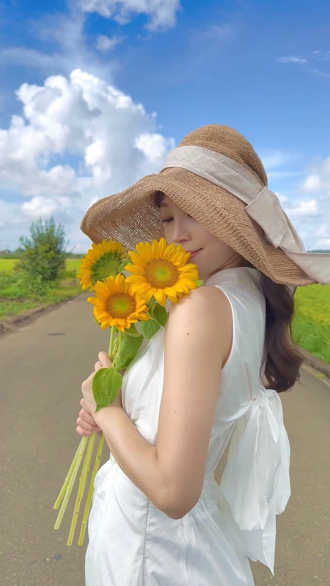 麻亜里のインスタグラム：「座間ひまわり畑🌻の前の一本道で📷  ワンピースは #SNIDEL . #ひまわり畑 #座間ひまわり畑 #フォトスポット #snidelワンピース #白ワンピ #麦わら帽子 #ca4la」