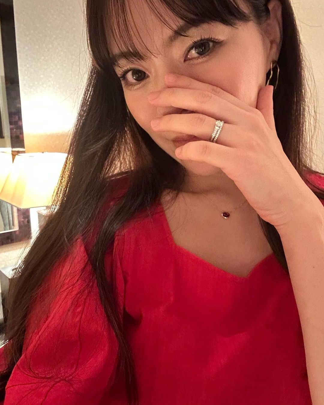 橋本奈実のインスタグラム：「昨日はたくさんのお祝いメッセージありがとうございました🥂💖 リッツカールトン東京で過ごしました✨ 夜景とスーパムーンを見ながらの食事はほんとに最高でした🌕 月がめちゃくちゃ大きかった✨ そして、長男不在で、次男君デーになりました🫶 Vlogとったので、来週火曜にアップします😘」