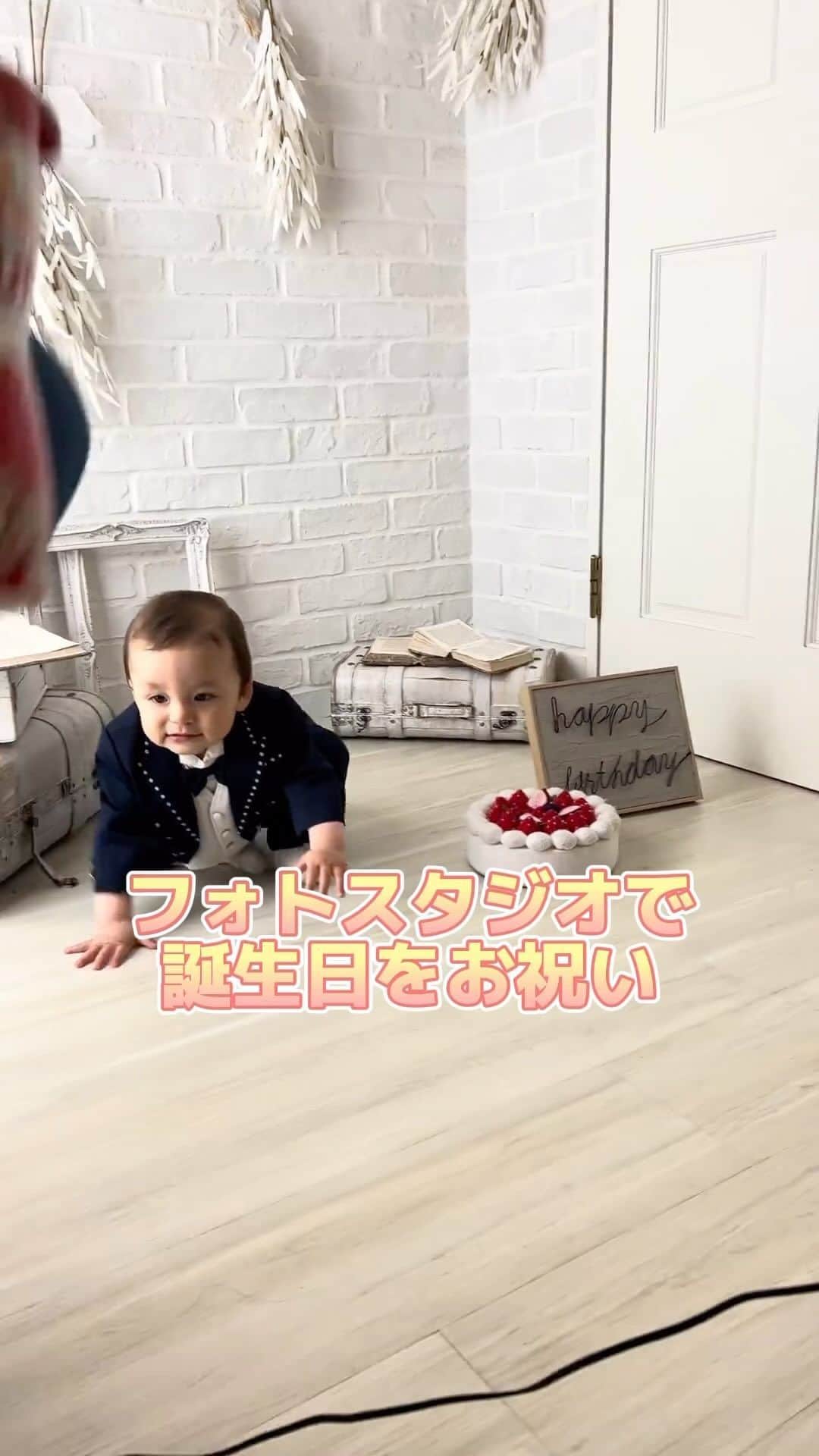 スタジオキャラット 鈴鹿店のインスタグラム：「"DMから簡単予約の方法📸 ①お名前 ②予約希望日時 をつぶやいてくださいね☺️  忙しいママも簡単予約はInstagramがぴったり✨  〈他の予約方法↓〉 🟡Web予約は、プロフィール欄からリンクをクリックして予約をしてくださいね。  🟢公式ライン【STDIOCARATT】で検索して予約もできます。  店舗住所：〒513-0801 三重県鈴鹿市神戸3丁目6-22 電話番号：050-1864-0636"  #キャラット　#スタジオキャラット　#カメラスタジオキャラット　#studiocaratt #caratt #七五三　#七五三撮影　#七五三ママ　#七五三へア　#七五三写真　#七五三家族写真　#鈴鹿フォトスタジオ　#鈴鹿写真館　#鈴鹿写真スタジオ　#鈴鹿ママ #三重フォトスタジオ」