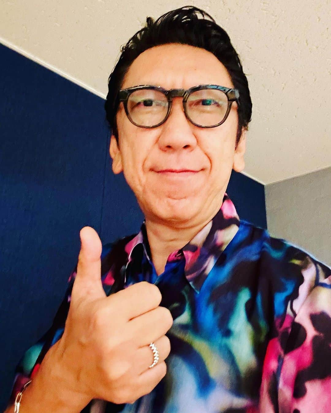 布袋寅泰のインスタグラム：「ただいま！アルバムリリースまであと僅か。あちこちでお目にかかります。#布袋寅泰 #backinjapan」