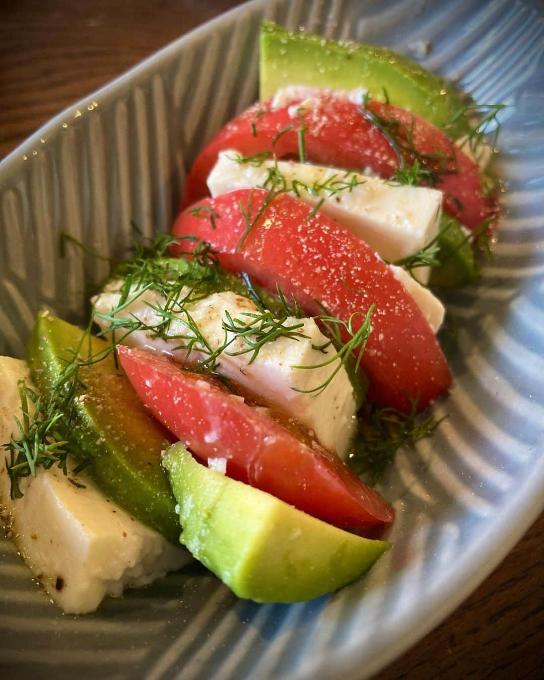 蓮水ゆうやのインスタグラム：「塩麹漬け豆腐　アボカド　トマト 上にはホワイトペッパーとオリーブオイルとディル。  普通の冷奴に飽きたらぜひ木綿でも絹ごしでもいいのでしっかり水気を切って塩麹をまぶして半日(できれば2、3日)冷蔵庫で寝かせてみてください。 新しいお豆腐に出会えます✨✨✨  因みに器はセ〜リア〜♪笑  #おつまみレシピ#塩麹豆腐 #塩麹豆腐のカプレーゼ#アボカドレシピ#ディルが好き」