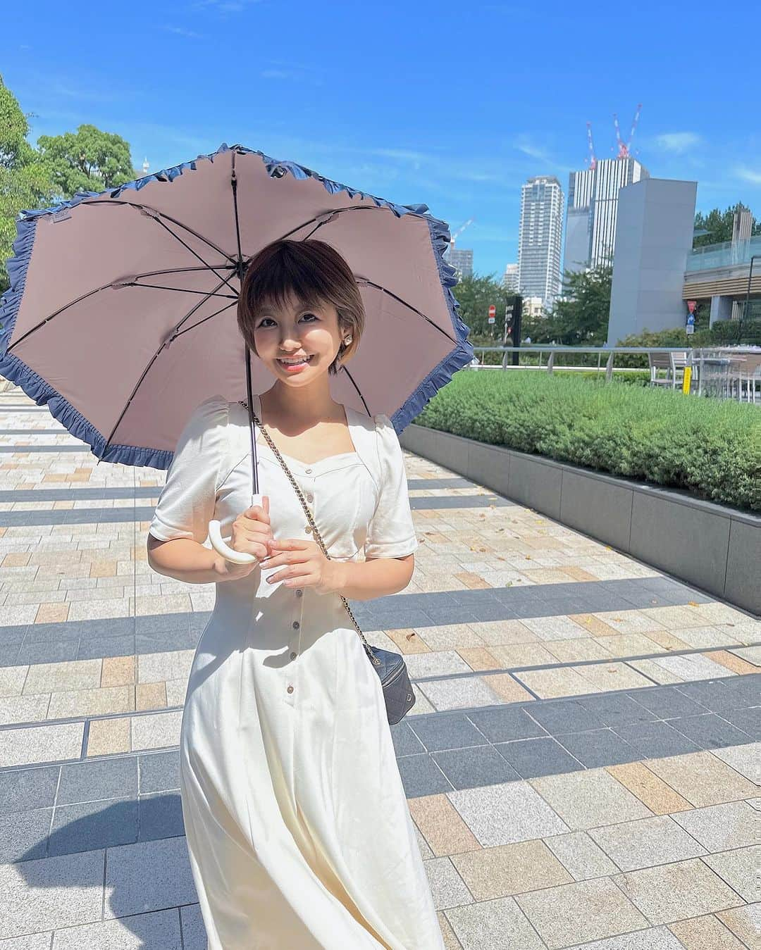 綾瀬羽乃(あーは)さんのインスタグラム写真 - (綾瀬羽乃(あーは)Instagram)「ねえ！今日激しく暑くなかった😂？？ みなさまご無事🥺？？  まだまだ日差しが強くて @estaa_official の日傘が大活躍した👍  ロングタイプ！ バイカラーにちょこっとフリル  UV加工 1級遮光 晴雨兼用✨✨ 見た目だけじゃない、実用性と軽さ兼ね備え◎  熱中症対策しっかりして 夏の終わりも快適に過ごそうね〜✊☀️  #estaa #傘 #長傘 #折りたたみ傘 #日傘 #日焼け防止グッズ#日焼け防止#紫外線カット #白ワンピース#coordinate#日よけ#晴雨兼用」8月31日 17時55分 - ayasehano