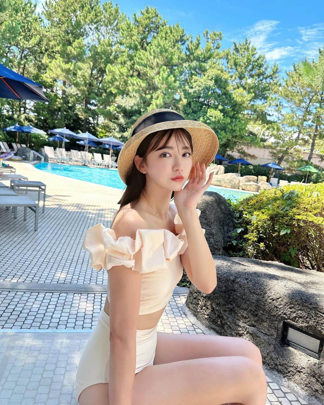 RISAのインスタグラム：「. 今日で8月も終わりだね🐬🏖️ みんなは夏らしい事したかな？😉  . 8月夏らしい事と言ったら pool行ったくらいかも🥹🤍  . この日はpool空いてたし少し涼しい日 だったから快適だった〜🤍  . 9月もまだ暑そうだから まだやってない夏らしい事しよう💕  . 特にゴルフとDisneyにゆきたい🫶  .  .  #夏 #プール #水着 #麦わら帽子 #夏だね  #pool #swimwear #summer」