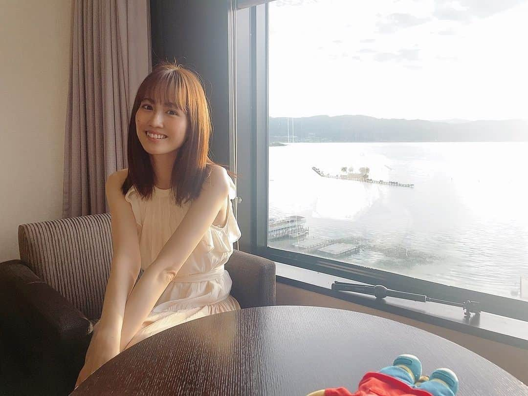 西村菜那子さんのインスタグラム写真 - (西村菜那子Instagram)「誕生日もあるおかげか、毎年、夏は充実させていただいています。  この夏ラストの思い出は24時間テレビでした🌻 私がNGTを卒業する前に、当時とっってもお世話になっていたスタッフさんから「いつか西村さんが長野で、1人で24時間テレビ出てたら最高ですね、、」なんて言われたことをふと思い出しました。 叶っちゃいました☺️  あ、そうだ。  そのスタッフさんから私のお仕事を引き継いだのが今のマネージャーさん。 その方が先日誕生日だったんですよね。 ふと、事務所で初めてお会いしたときのことを思い出しました。 その日の会話は今でも忘れられません。良くも悪くも（笑）  「箱根駅伝って何区間なんですか？🤪」 「往路復路ってなんすか？😜」 「え、もしかして箱根駅伝って2日間もやるんですか？！🥱関西出身だからあんま分からないっす🤯」  と言ってきたくらいには箱根駅伝知識が皆無すぎた人でした。（会話は全てノンフィクション） （本人に先日言ったら、え、そんなこと言ってた？とすっかり覚えてない様子でした）  私は強烈すぎて何の服を着ていたかまで覚えています（笑）  でも今では箱根駅伝の有名選手はもちろん、高校駅伝や女子駅伝までわかるほど、私の駅伝のお仕事に向き合ってくださいました。  はじめは「私この人と絶対仕事うまくやっていけない🤷‍♀️ 🤦‍♀️🤷」と思ったのが本音ですが（すみません） 本当に良い意味で裏切られ、 びっくりするくらい私の仕事にまっすぐ向き合ってくださるので、そのパワーにいつの間にか私は引っ張られ、今ではお互い仕事の良い相乗効果になっている気がします。  お忙しそうなので少し休んでほしいですが、これからもたくさん働いてもらおうと思います！！（笑）  個人的なお話をしますと、私は最近体調を崩してまして、、ようやく復活いたしました。  まだまだ暑い時期が続きますが、皆さんもお身体お気をつけくださいね。  夏を共に駆け抜けてくださりありがとうございました♡🌻  写真は、家族でよく泊まりへ行く #長野県 #諏訪市 の　#紅や　さん。ホテルスタッフの皆様もとてつもなく優しくて居心地が良くて大好きな場所です。諏訪湖も堪能できやす⛵ 姪っ子のしまじろうのぬいぐるみが見えてます。（笑）」8月31日 17時48分 - nanako_nishimura