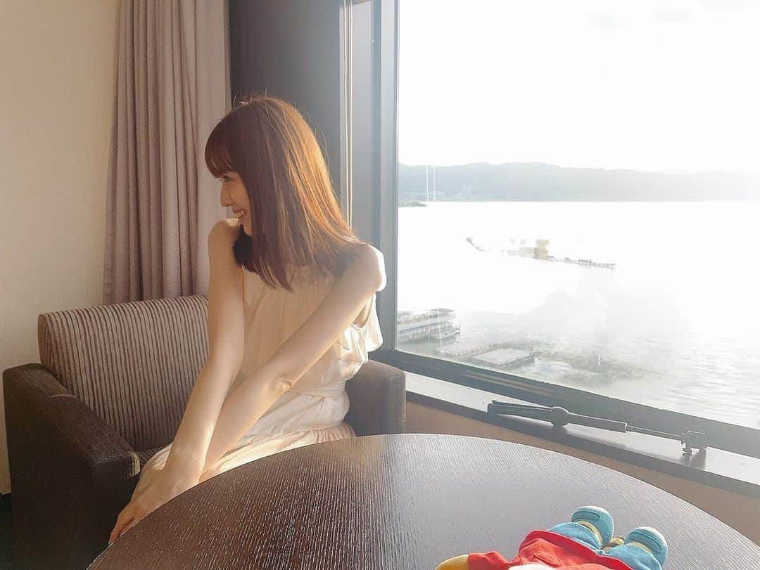 西村菜那子さんのインスタグラム写真 - (西村菜那子Instagram)「誕生日もあるおかげか、毎年、夏は充実させていただいています。  この夏ラストの思い出は24時間テレビでした🌻 私がNGTを卒業する前に、当時とっってもお世話になっていたスタッフさんから「いつか西村さんが長野で、1人で24時間テレビ出てたら最高ですね、、」なんて言われたことをふと思い出しました。 叶っちゃいました☺️  あ、そうだ。  そのスタッフさんから私のお仕事を引き継いだのが今のマネージャーさん。 その方が先日誕生日だったんですよね。 ふと、事務所で初めてお会いしたときのことを思い出しました。 その日の会話は今でも忘れられません。良くも悪くも（笑）  「箱根駅伝って何区間なんですか？🤪」 「往路復路ってなんすか？😜」 「え、もしかして箱根駅伝って2日間もやるんですか？！🥱関西出身だからあんま分からないっす🤯」  と言ってきたくらいには箱根駅伝知識が皆無すぎた人でした。（会話は全てノンフィクション） （本人に先日言ったら、え、そんなこと言ってた？とすっかり覚えてない様子でした）  私は強烈すぎて何の服を着ていたかまで覚えています（笑）  でも今では箱根駅伝の有名選手はもちろん、高校駅伝や女子駅伝までわかるほど、私の駅伝のお仕事に向き合ってくださいました。  はじめは「私この人と絶対仕事うまくやっていけない🤷‍♀️ 🤦‍♀️🤷」と思ったのが本音ですが（すみません） 本当に良い意味で裏切られ、 びっくりするくらい私の仕事にまっすぐ向き合ってくださるので、そのパワーにいつの間にか私は引っ張られ、今ではお互い仕事の良い相乗効果になっている気がします。  お忙しそうなので少し休んでほしいですが、これからもたくさん働いてもらおうと思います！！（笑）  個人的なお話をしますと、私は最近体調を崩してまして、、ようやく復活いたしました。  まだまだ暑い時期が続きますが、皆さんもお身体お気をつけくださいね。  夏を共に駆け抜けてくださりありがとうございました♡🌻  写真は、家族でよく泊まりへ行く #長野県 #諏訪市 の　#紅や　さん。ホテルスタッフの皆様もとてつもなく優しくて居心地が良くて大好きな場所です。諏訪湖も堪能できやす⛵ 姪っ子のしまじろうのぬいぐるみが見えてます。（笑）」8月31日 17時48分 - nanako_nishimura