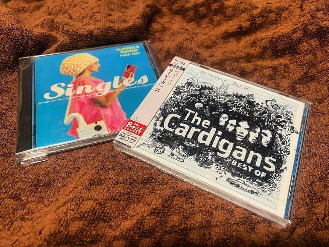 浅香圭（コラゾン）のインスタグラム：「最近、絵を描いてる時に聴いてる曲☆♬  フリッパーズ・ギターと　 カーディガンズ♬  #graffiti #らくがき#art#flowers  #イラスト#お弁当 #マンガ#アート #漫画#cardigans#小沢健二#angel #パン#suzuri#Tシャツ#imac #japan#ラーメン #おかず#うどん #イベント#tshirts #グッズ#ipad#花 #ヘアスタイル #artwork#フリッパーズギター  #webtoon#カーディガンズ」