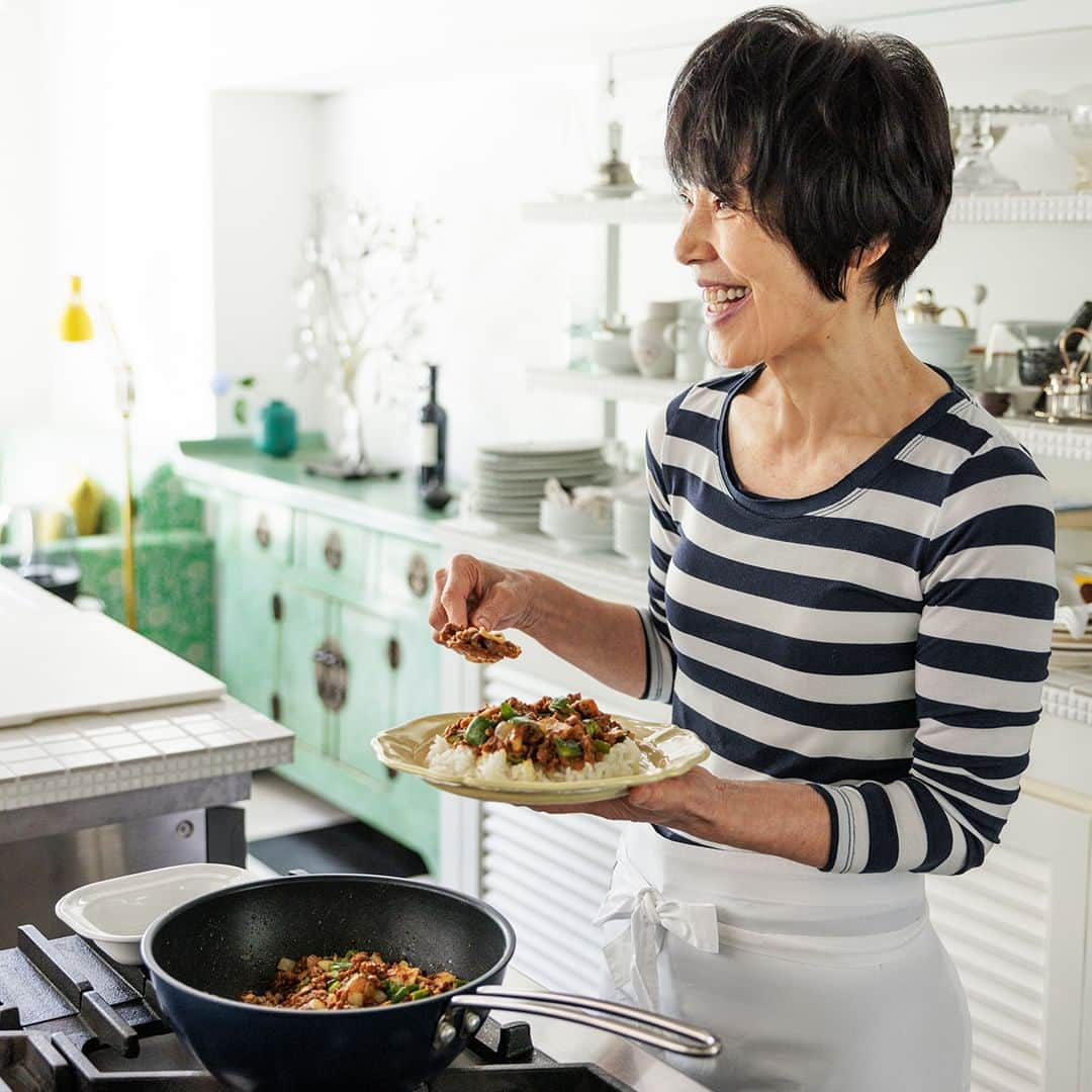 オイシックスのインスタグラム：「みなさまから大好評の 料理家 栗原はるみさんが監修するKit Oisixの第7弾新メニュー「栗原はるみのドライカレー」が本日から発売🍛✨  野菜の切り方、お肉の焼き加減、ルウの溶かし方など小さな下ごしらえがおいしさにつながるポイント。  「栗原はるみのドライカレー」をお楽しみいただいた際には是非、ハッシュタグをつけての投稿、お待ちしております 📸✨   #栗原はるみ #栗原はるみレシピ #oisix #オイシックス #oisixのある生活 #kitoisix #おうちごはん #ていねいな暮らし #簡単レシピ #時短料理 #一人暮らし #結婚 #忙しい #仕事 #育児 #出産 #ドライカレー」