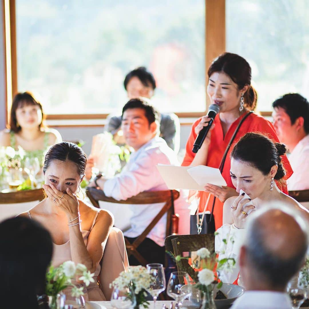 山城葉子さんのインスタグラム写真 - (山城葉子Instagram)「. Julia's wedding👰‍♀️🤵‍♂️  ゲストから新郎新婦に向けてのお祝いスピーチが最後の最後に私のところに回ってきてしまいました。  司会のかなこさんが私たちのエピソードや、ジュリアの私への想いを話してくれて、もう感極まってしまってスピーチどころじゃなくなってしまいました。  何を話したんだろう私。 話したいことは沢山あるのに。 ご家族やゲストの皆さまに聞いて欲しいジュリアの素晴らしいエピソードが山ほどあるのに。 どれだけ頑張り屋さんで、負けず嫌いで、外見だけではなく、心がどれだけ美しいのかを話さないといけないのに… 全然伝えきれませんでした。  とにかく、私の人生においてジュリアはとても大切で必要な人であること。10歳近く年下なのに心から尊敬する人格者であること。可愛くってチャーミングな妹であること。 そしてNumber5が今あるのは、ジュリアの頑張りと、諦めない気持ち、プロフェッショナルな接客、そして素晴らしい感性のおかげであることを改めてこの場で伝えたいです。  ジュリアのような素晴らしい人に出会えたことに心から感謝しています。 きっとこの思いは、私だけではなく、YOKO YAMASHIRO Designsのメンバー全員が全く同じように思っています。 皆んなジュリアが大好きで、心から尊敬しています。 本当に素晴らしく美しい人、それがジュリアです。  @julia213h  @yokoyamashirodesigns  @number5_n5」8月31日 18時03分 - yokoyamashiro