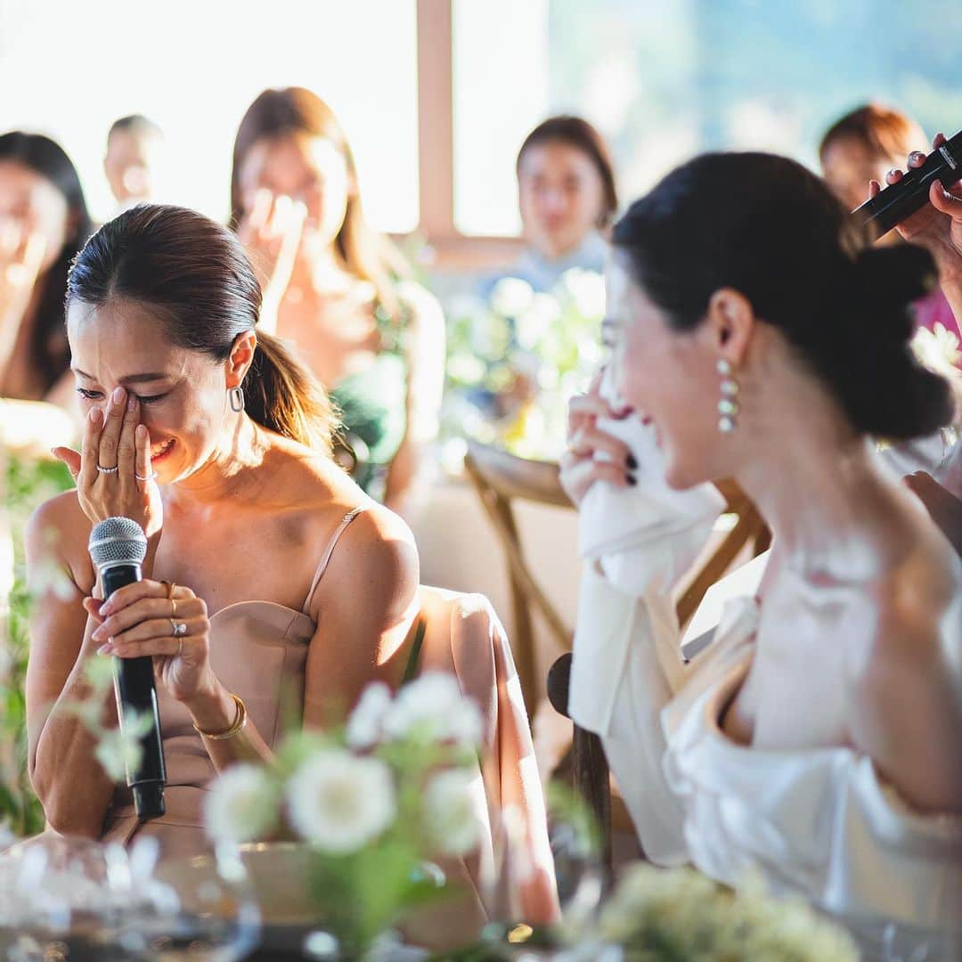 山城葉子さんのインスタグラム写真 - (山城葉子Instagram)「. Julia's wedding👰‍♀️🤵‍♂️  ゲストから新郎新婦に向けてのお祝いスピーチが最後の最後に私のところに回ってきてしまいました。  司会のかなこさんが私たちのエピソードや、ジュリアの私への想いを話してくれて、もう感極まってしまってスピーチどころじゃなくなってしまいました。  何を話したんだろう私。 話したいことは沢山あるのに。 ご家族やゲストの皆さまに聞いて欲しいジュリアの素晴らしいエピソードが山ほどあるのに。 どれだけ頑張り屋さんで、負けず嫌いで、外見だけではなく、心がどれだけ美しいのかを話さないといけないのに… 全然伝えきれませんでした。  とにかく、私の人生においてジュリアはとても大切で必要な人であること。10歳近く年下なのに心から尊敬する人格者であること。可愛くってチャーミングな妹であること。 そしてNumber5が今あるのは、ジュリアの頑張りと、諦めない気持ち、プロフェッショナルな接客、そして素晴らしい感性のおかげであることを改めてこの場で伝えたいです。  ジュリアのような素晴らしい人に出会えたことに心から感謝しています。 きっとこの思いは、私だけではなく、YOKO YAMASHIRO Designsのメンバー全員が全く同じように思っています。 皆んなジュリアが大好きで、心から尊敬しています。 本当に素晴らしく美しい人、それがジュリアです。  @julia213h  @yokoyamashirodesigns  @number5_n5」8月31日 18時03分 - yokoyamashiro